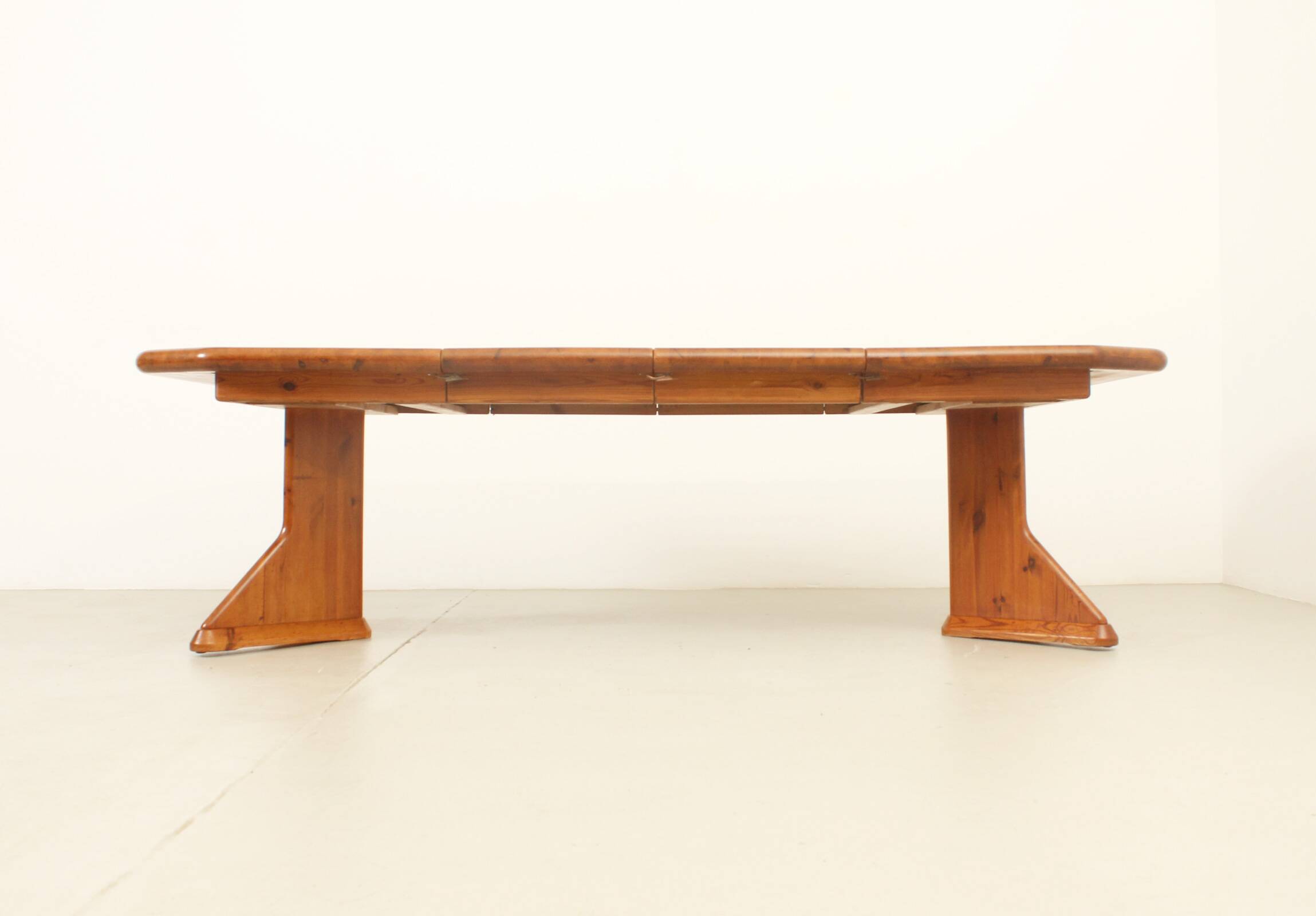 Large extendable Danish dining table in solid pine, 1970s.