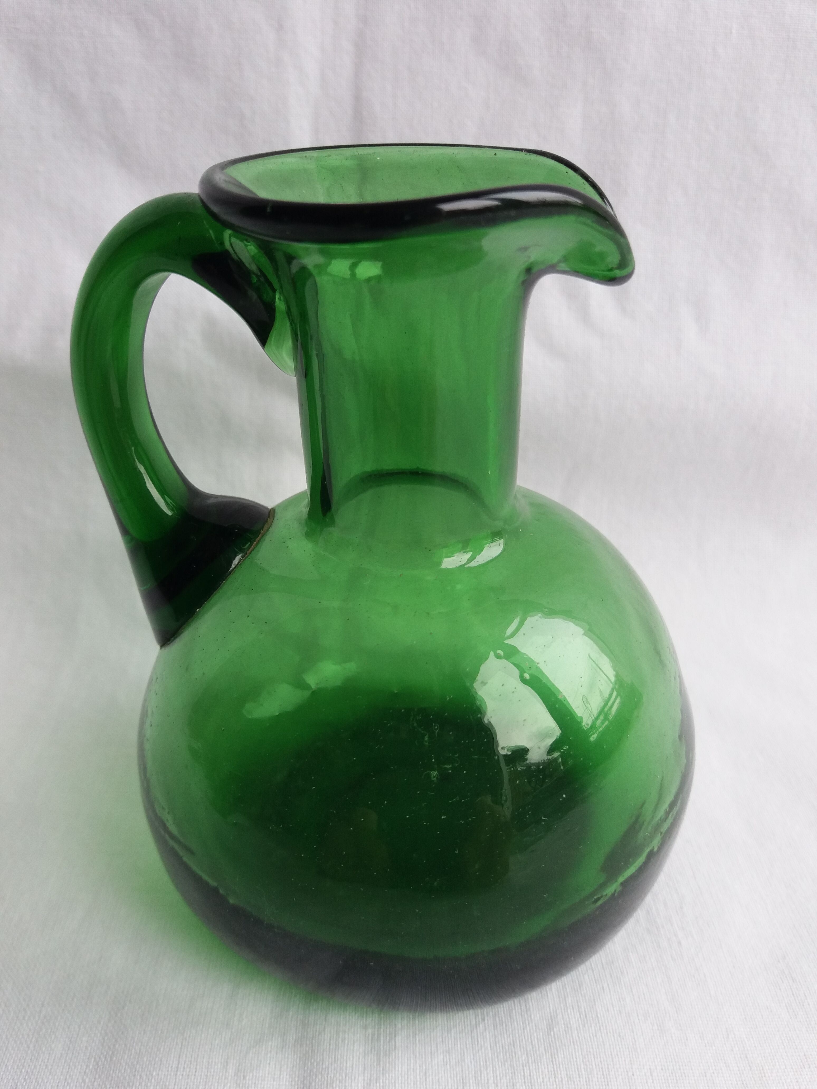 Pichet fiole de chimie en verre vert
