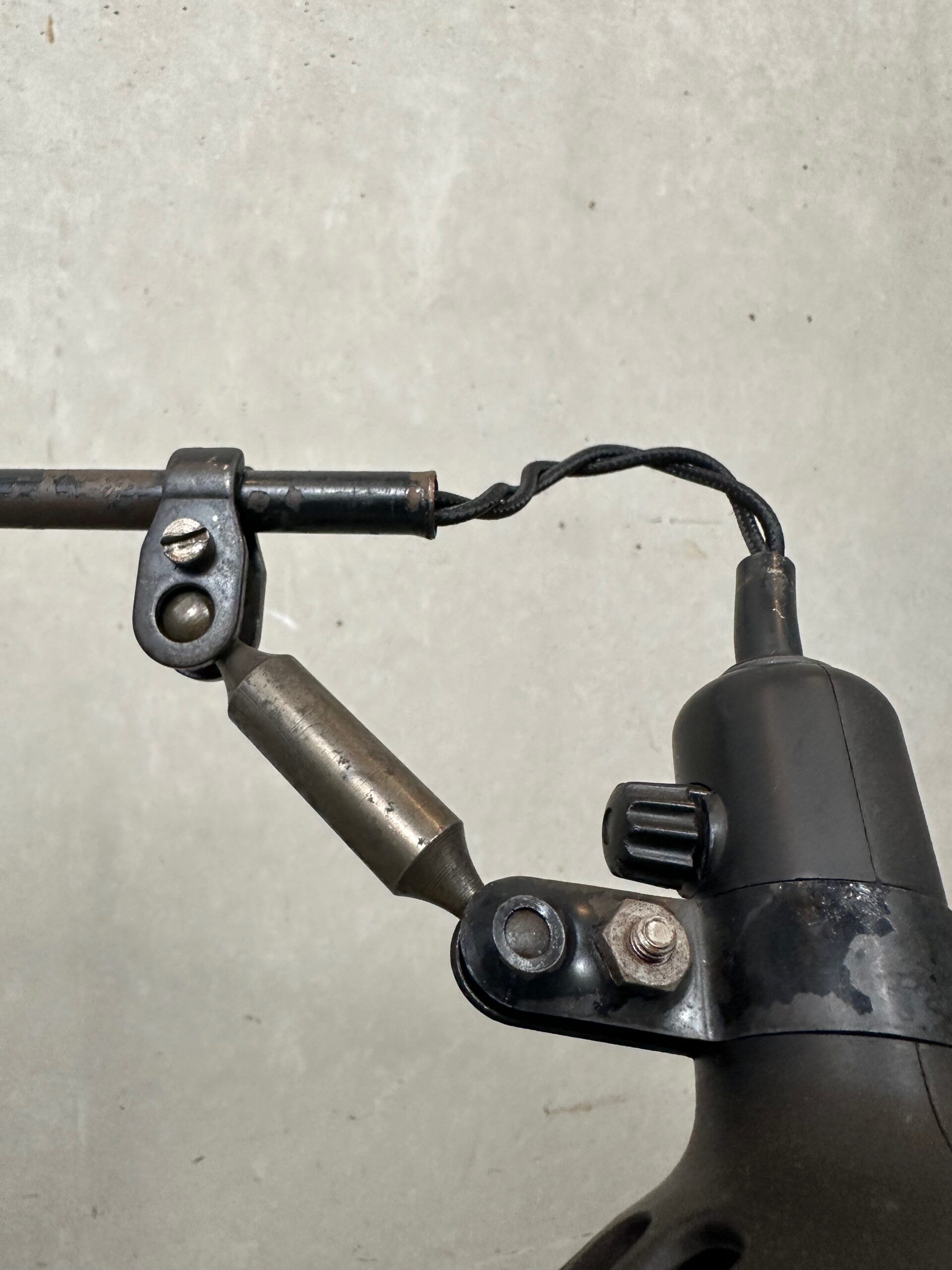 Industrial bakelite table lamp – Singer