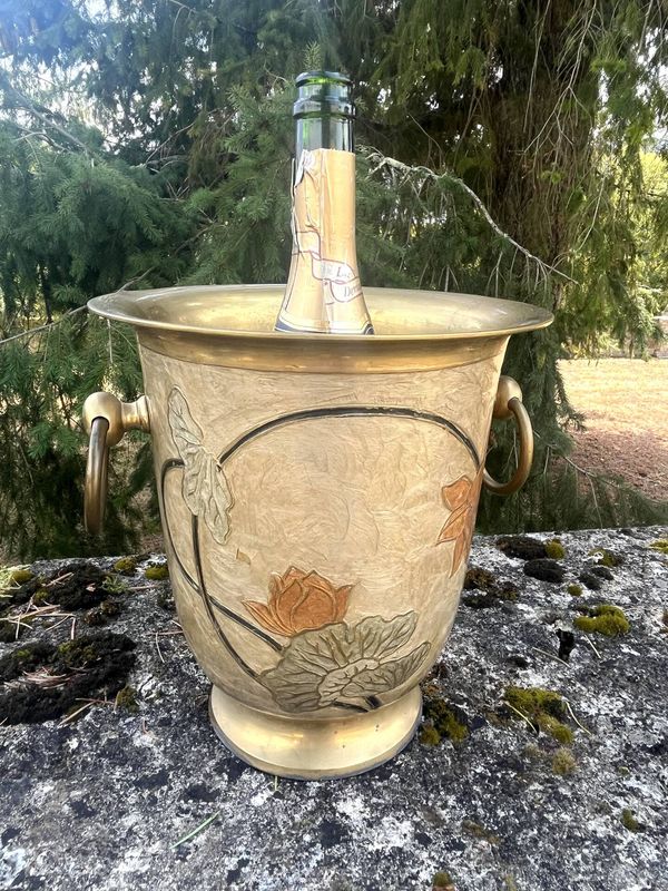 Seau à champagne en laiton cloisonné vintage avec des fleurs de lotus et une poignée.