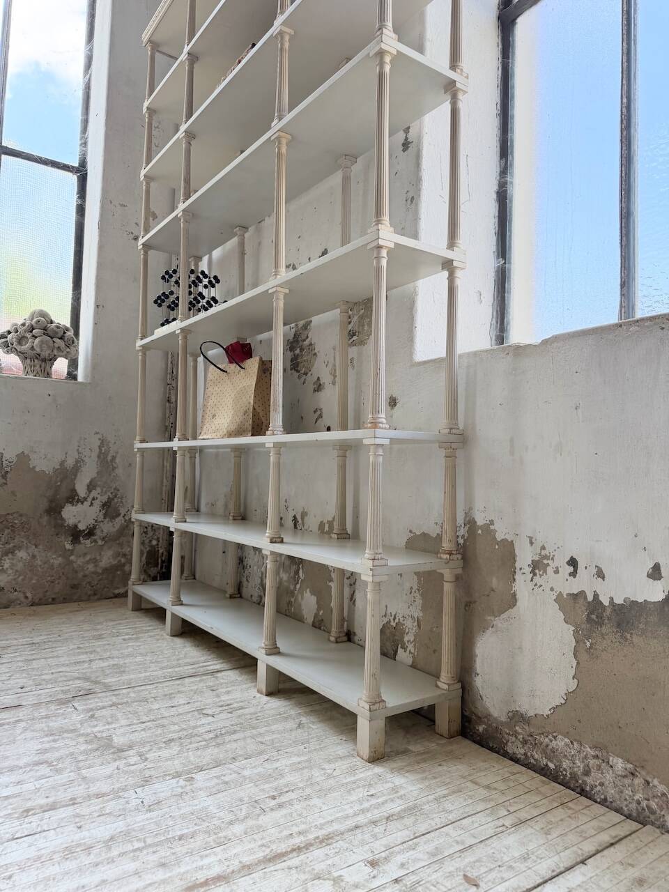 Bibliothèque, étagère XL Napoléon en bois patiné blanc