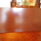 Table d'appoint sur roulettes, dessus formica, métal doré et noir