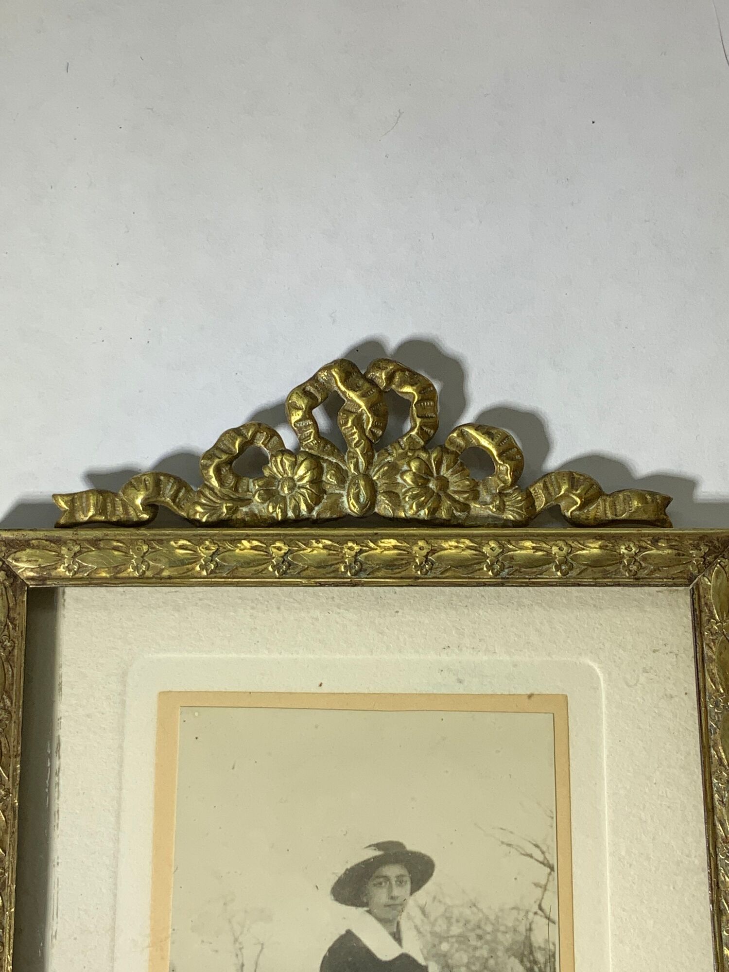 Old photo frame in golden brass floral decoration and small knot 18th With glass