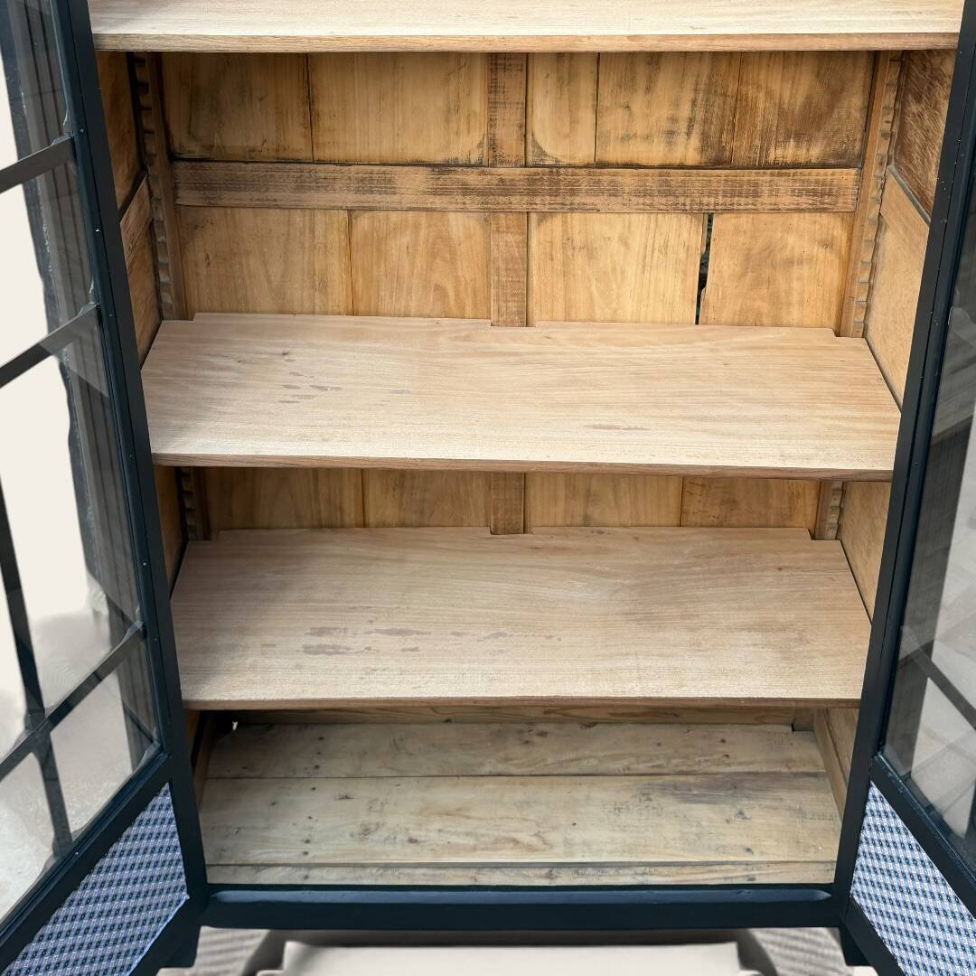 Armoire parisienne noire vitrée rénovée