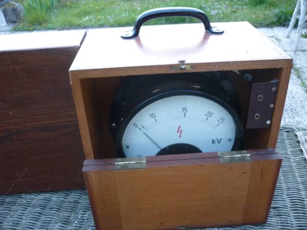 Caisse instrument ancienne kV 0-25 / R33 porcelaine-isolateurs