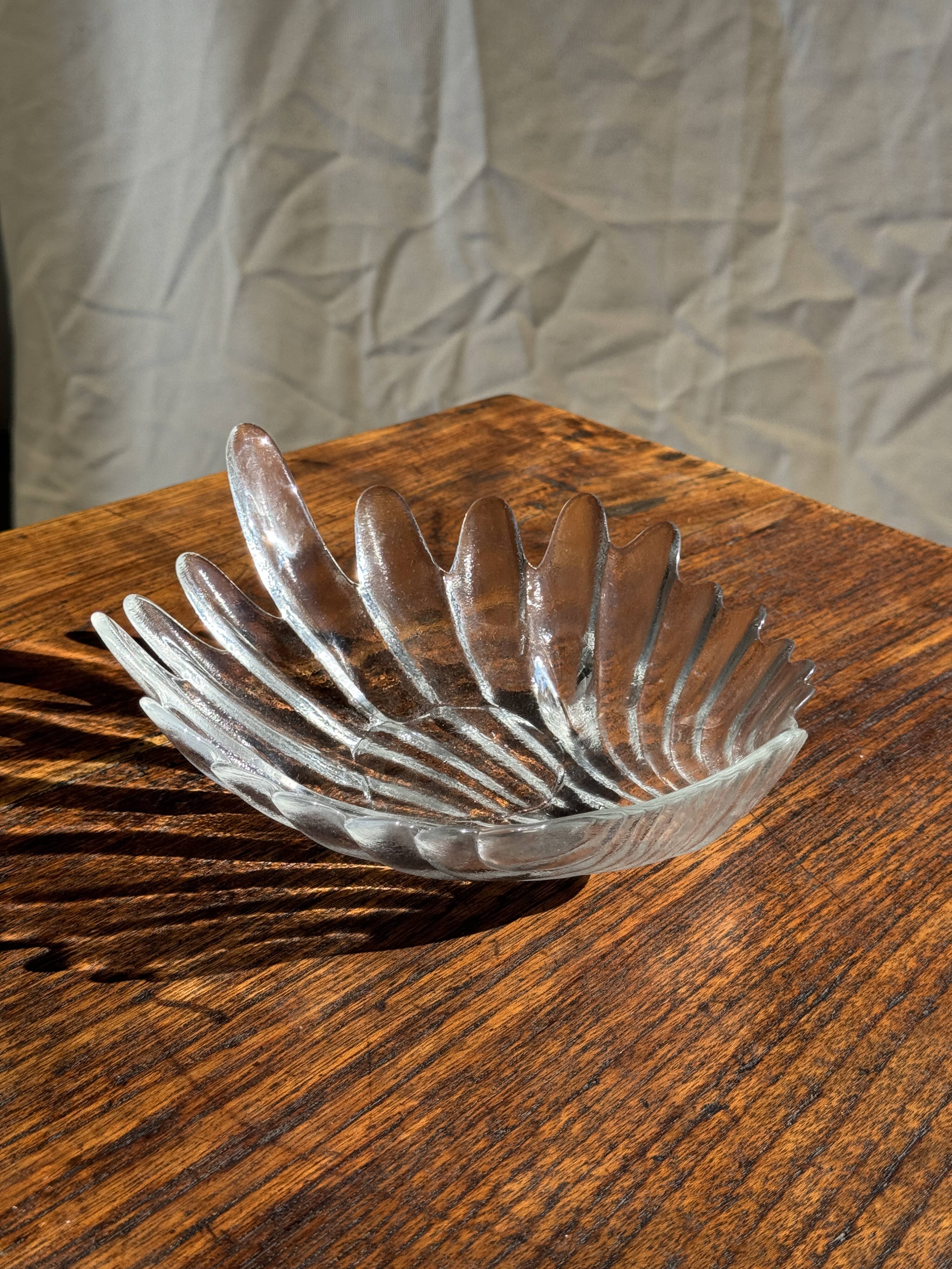 Large stylised shell bowl in vintage glass D22