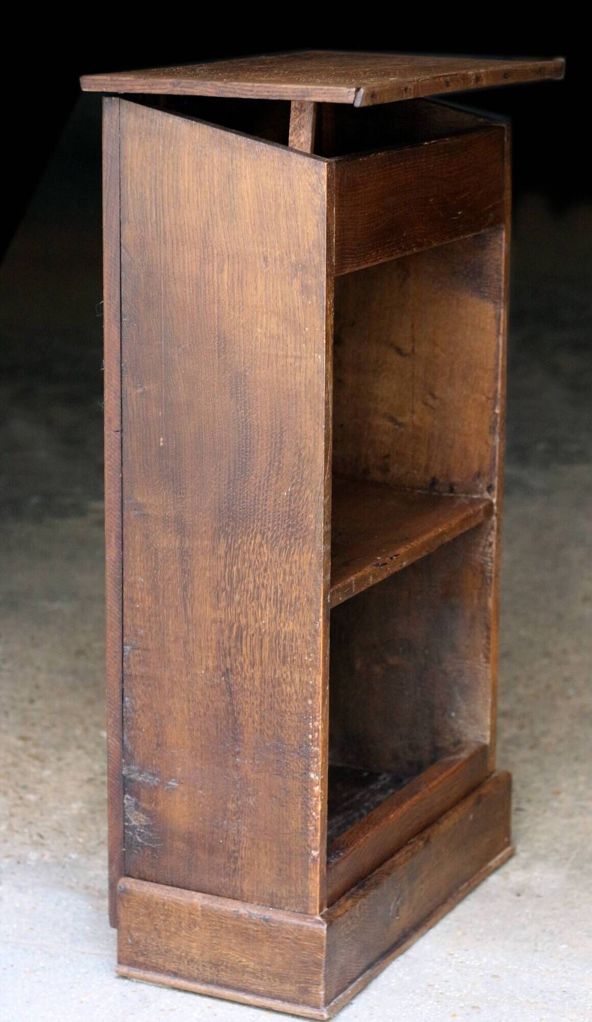 Petite bibliothèque (bibus) de monastère. En partie 18eme