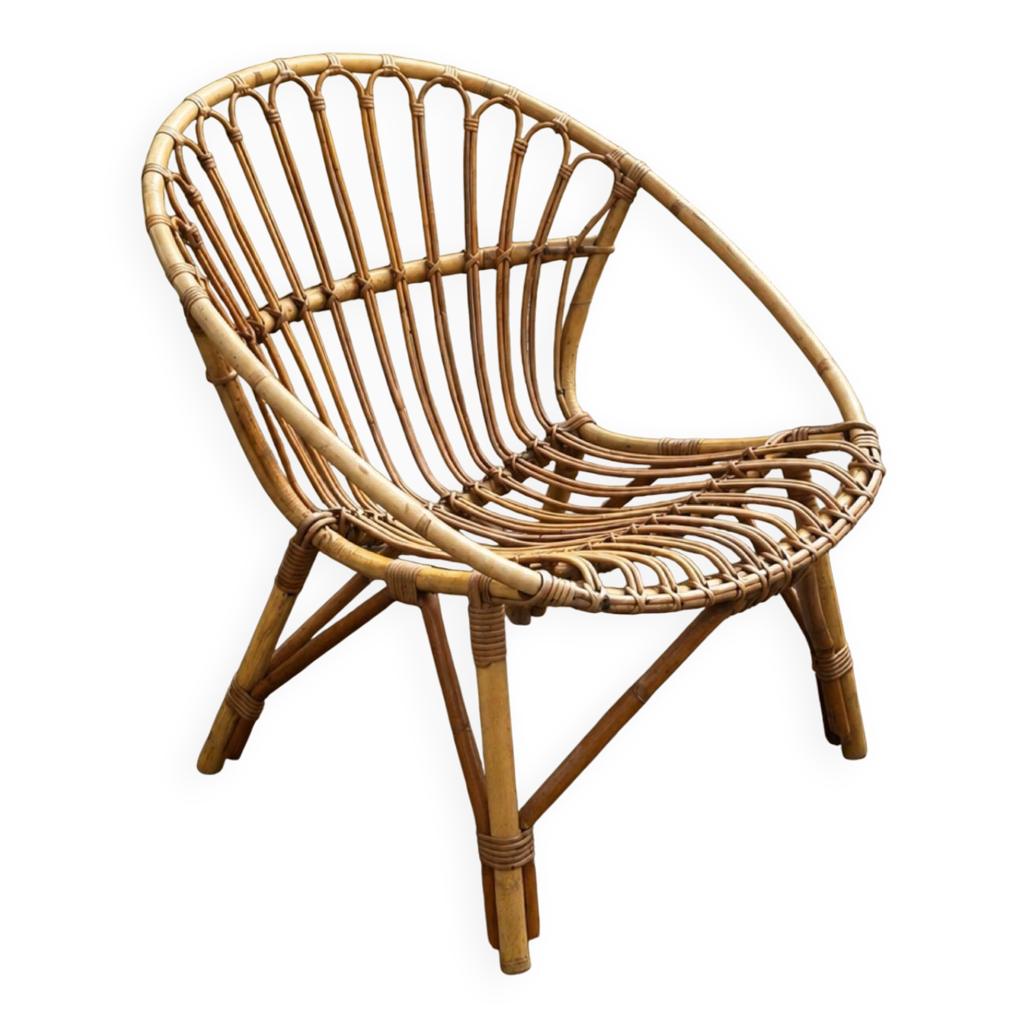 Vintage 1960s rattan shell chair – an icon of bohemian design.