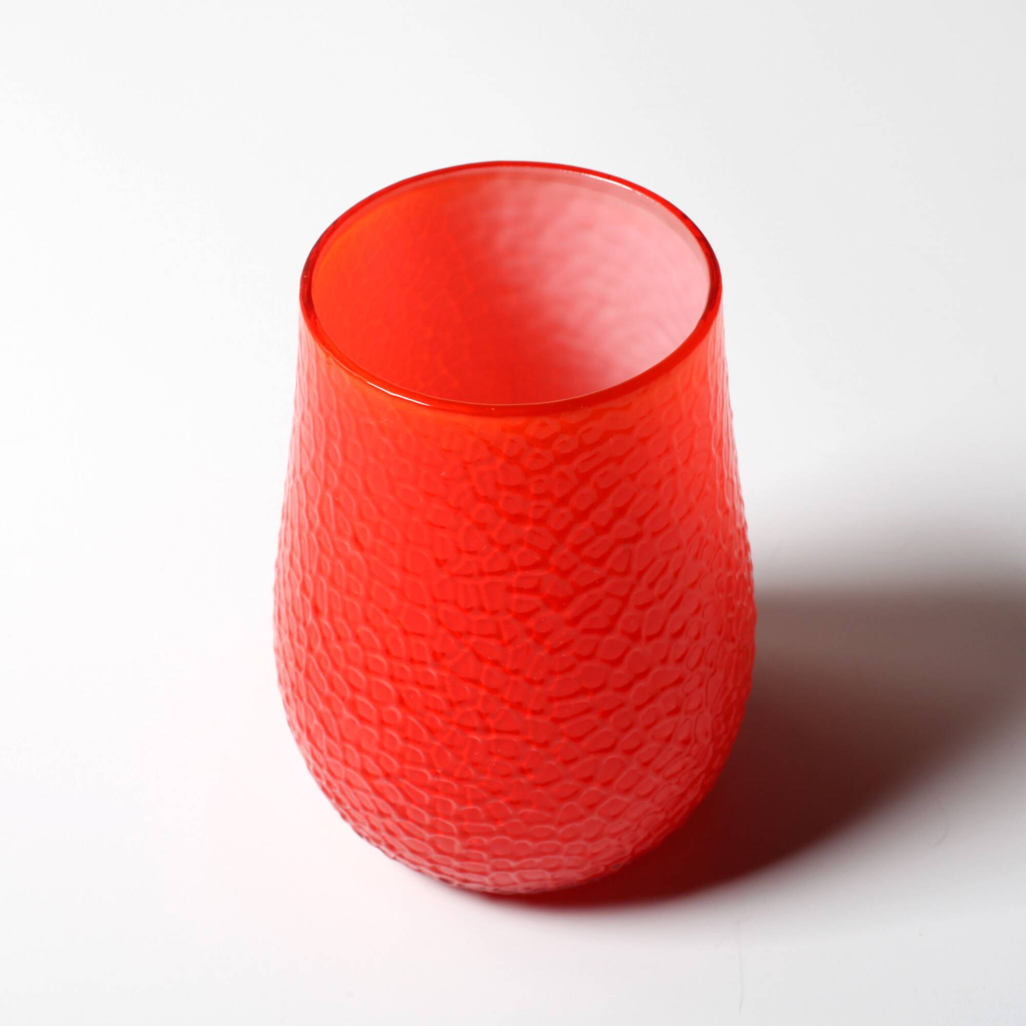 Vase martelé rouge de style mid-century modern : Elme Glasbruk, verre suédois, années 1960.