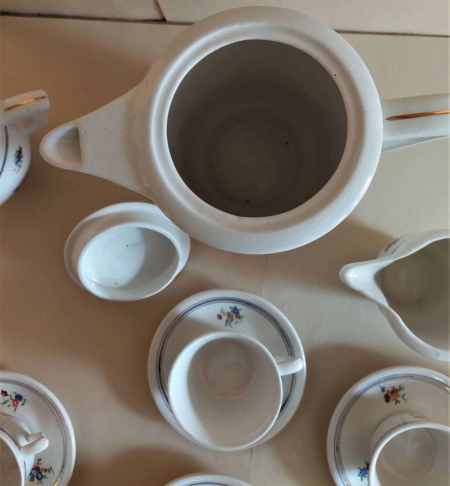 Service à café en faïence de Saint Amand décor Touraine huit tasses