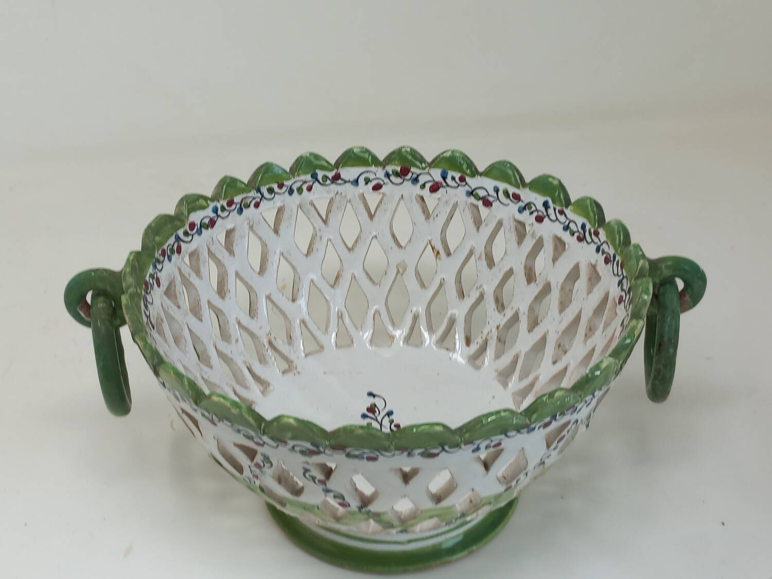 Openwork earthenware fruit bowl with olive decoration, 20 cm in diameter