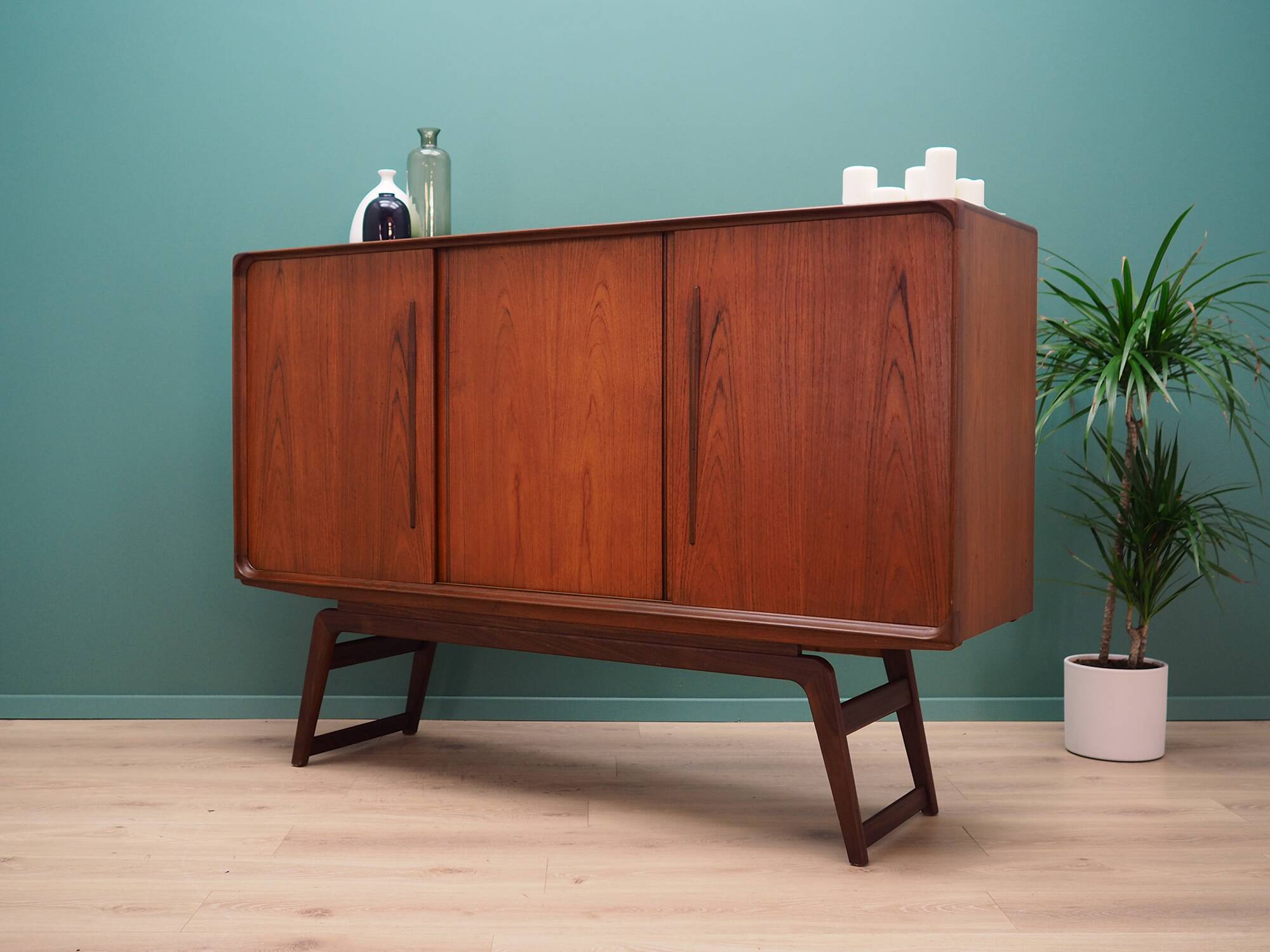 Buffet haut en teck, design danois, années 1960