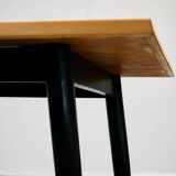 Longue table en pin canadien avec pieds noirs