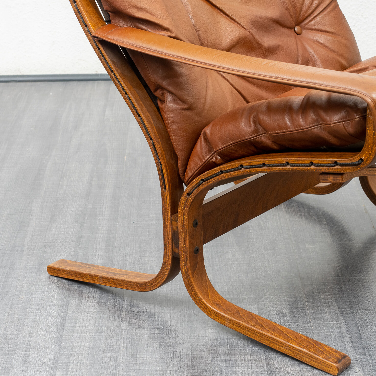 Fauteuil scandinave, cuir et bois
