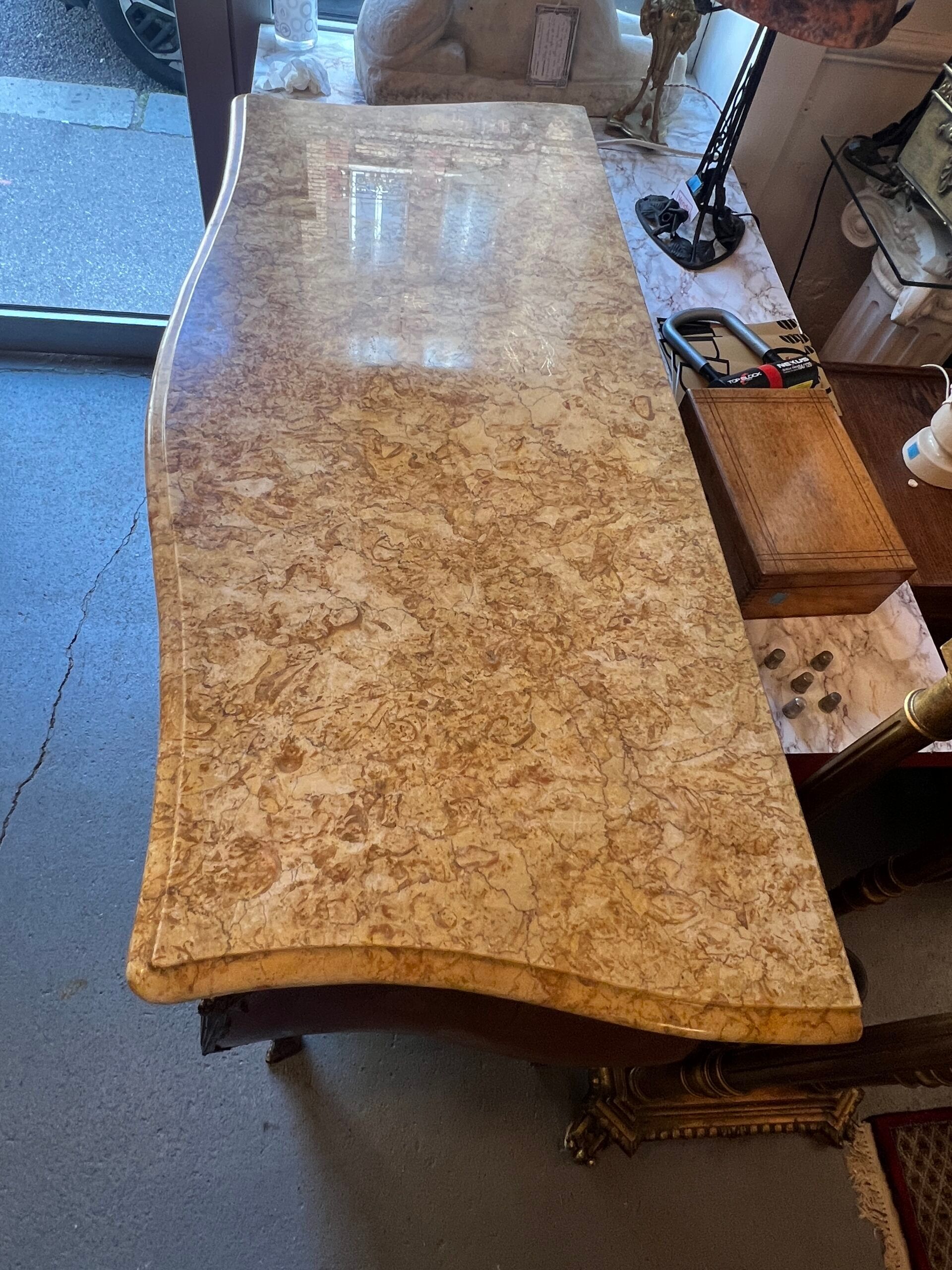 Louis XV style curved chest of drawers in veneer and marquetry, early 20th century