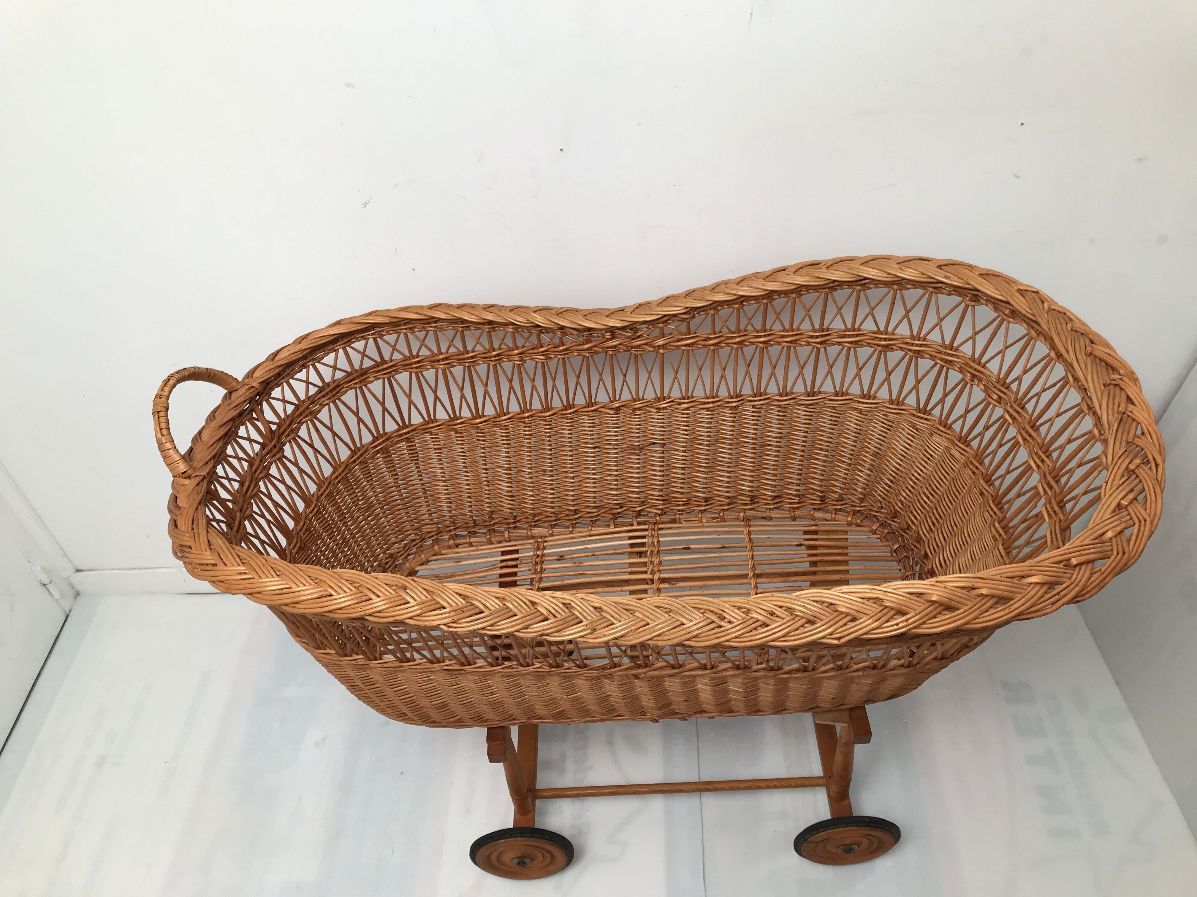 Vintage wicker cradle with 50-60s wheels