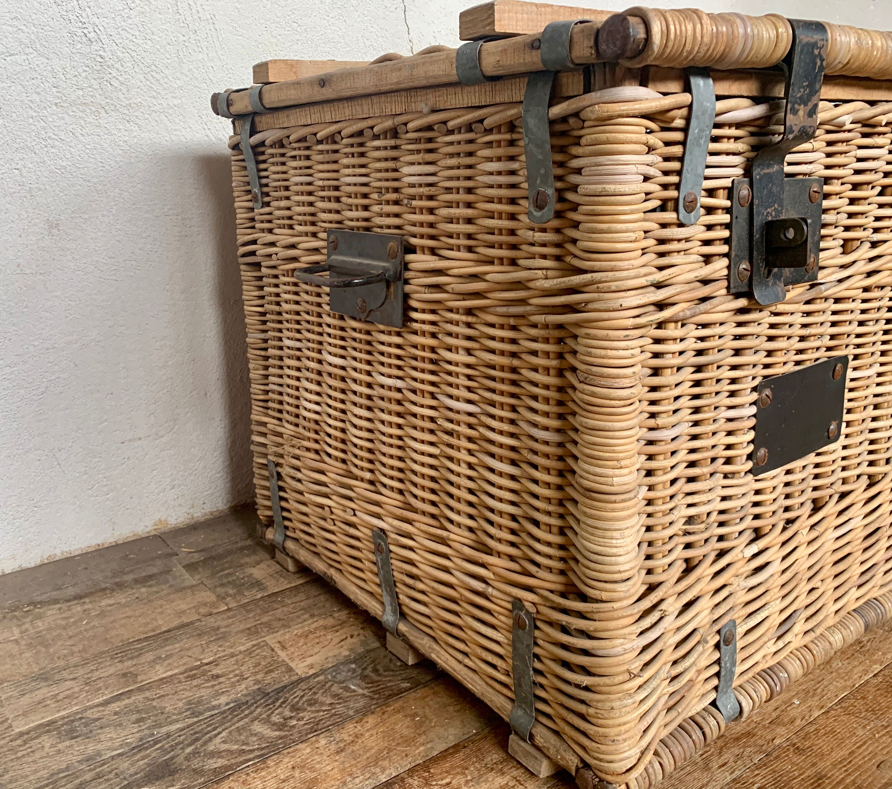 Former sncf travel trunk in rattan early XXeme