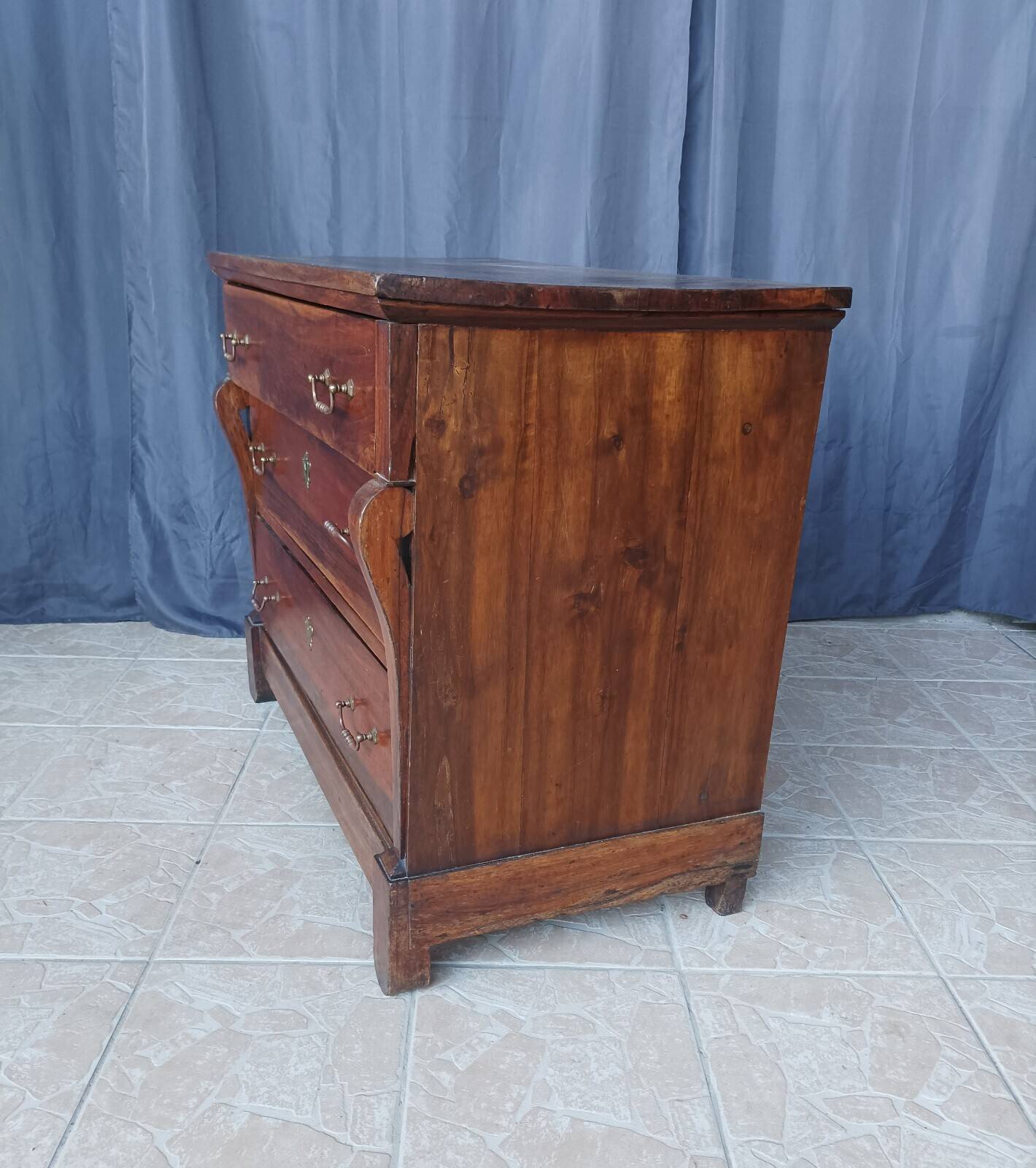 Secretary commode with a cross design from the Restoration period in walnut.