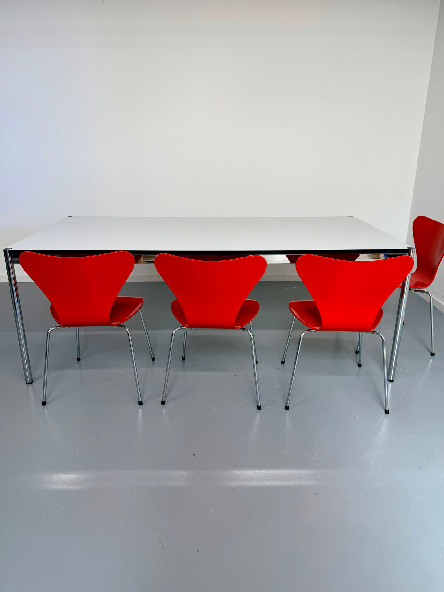 Large table design USM Haller with a white top and chrome structure.