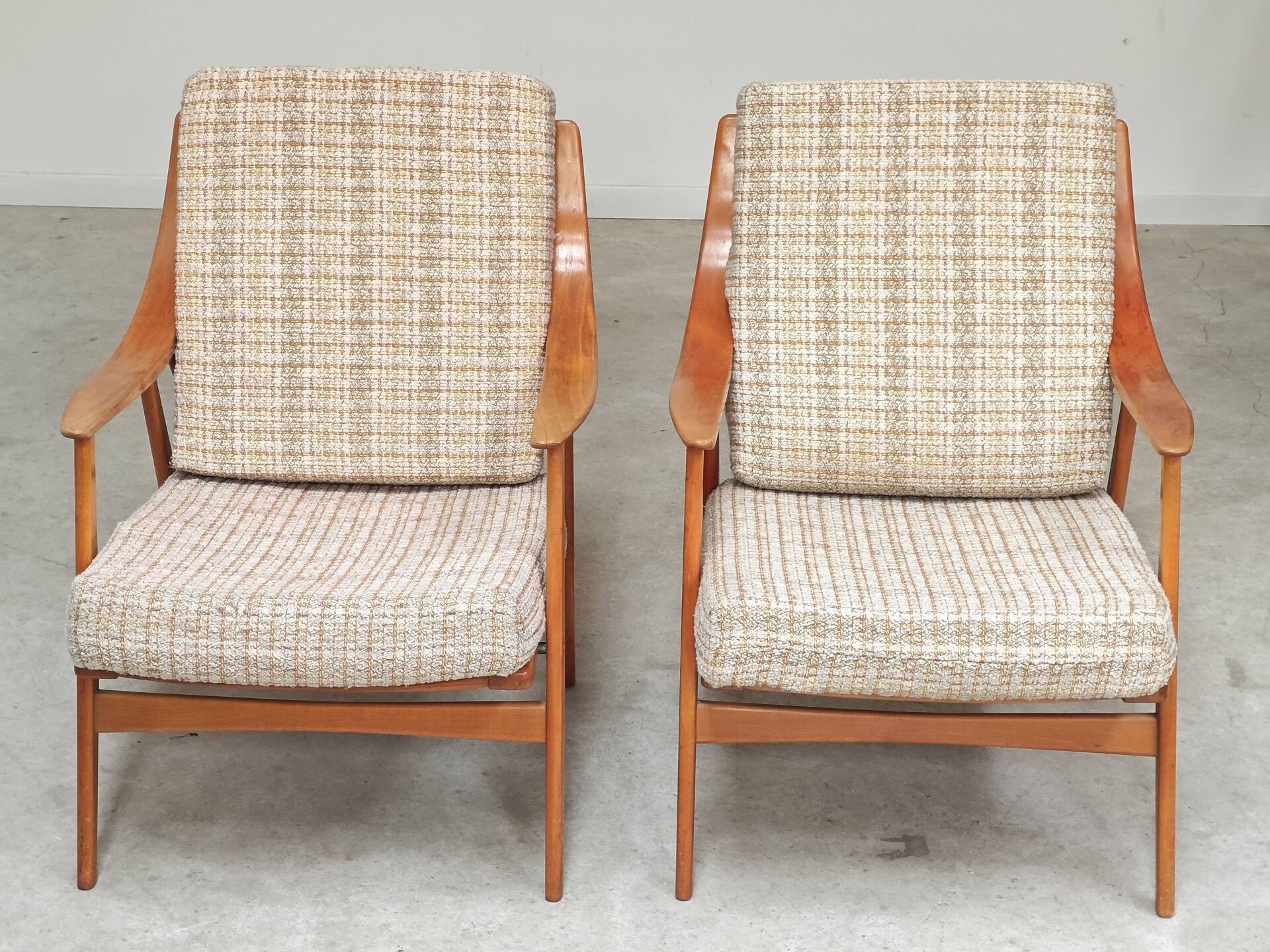Pair of Boomerang-style armchairs in ecru beige fabric, 1960s.