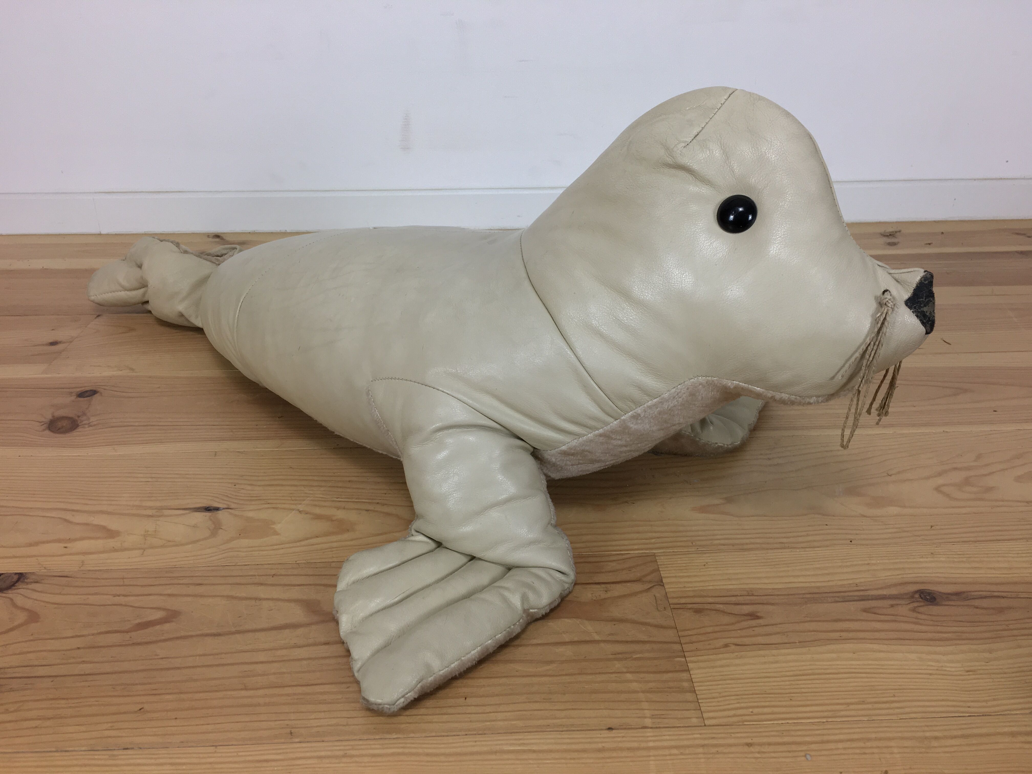 Omersa seal, white leather foot rest