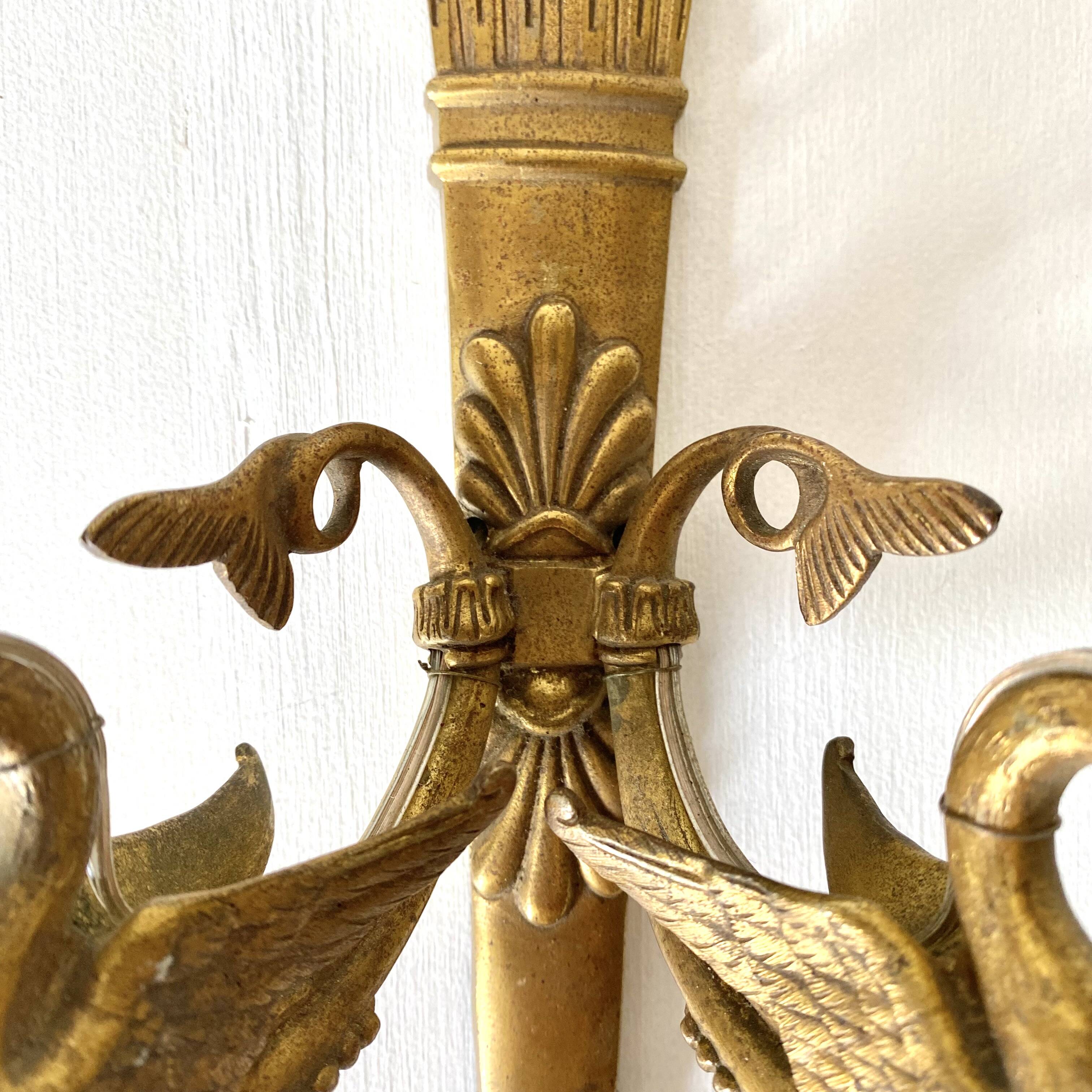 Paire d'appliques doubles en laiton style louis XVI décor de cygnes
