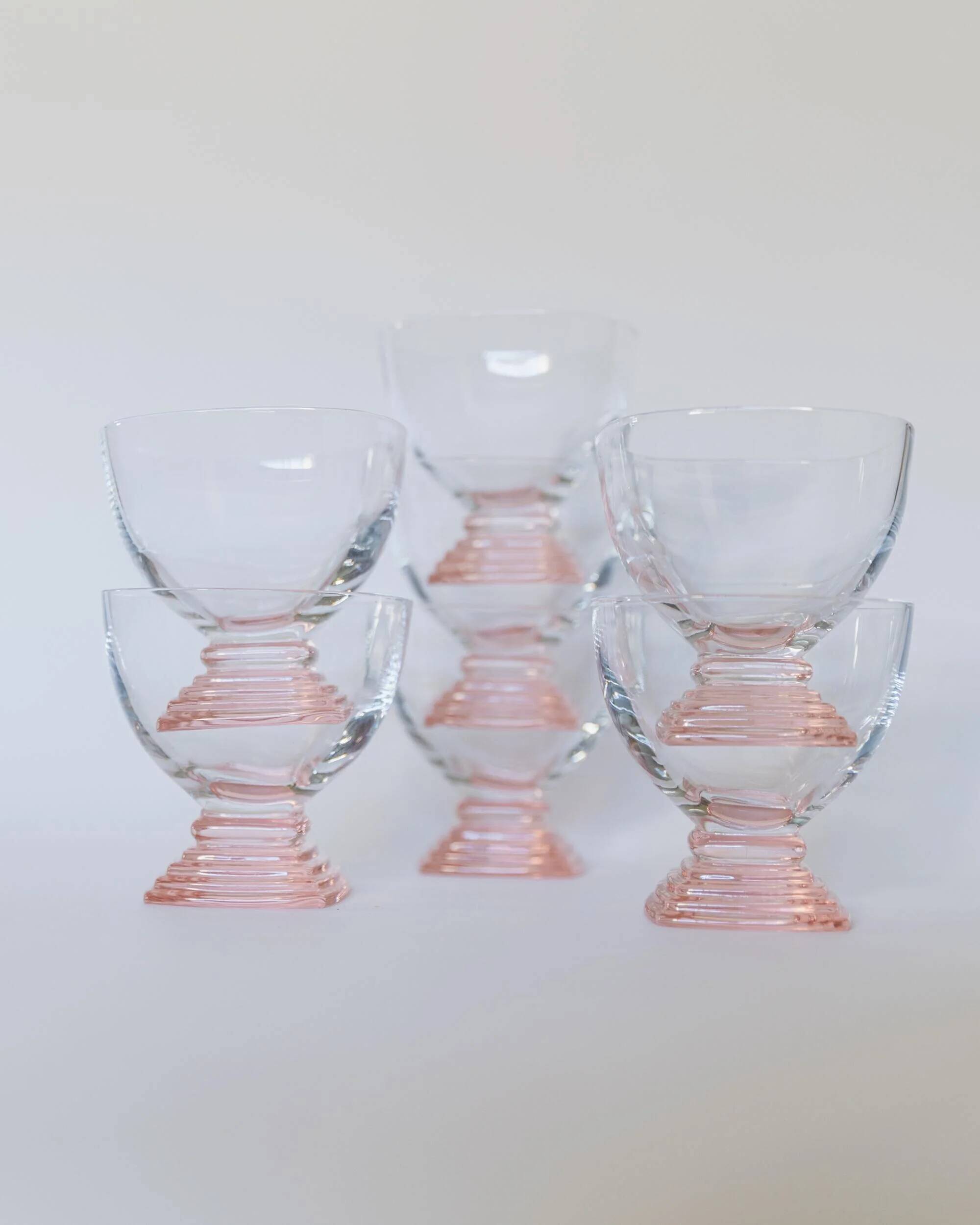 Lot vintage de 7 verres à vin des années 1980 en verre transparent avec pied rose à étages, par Bormioli (Italie)