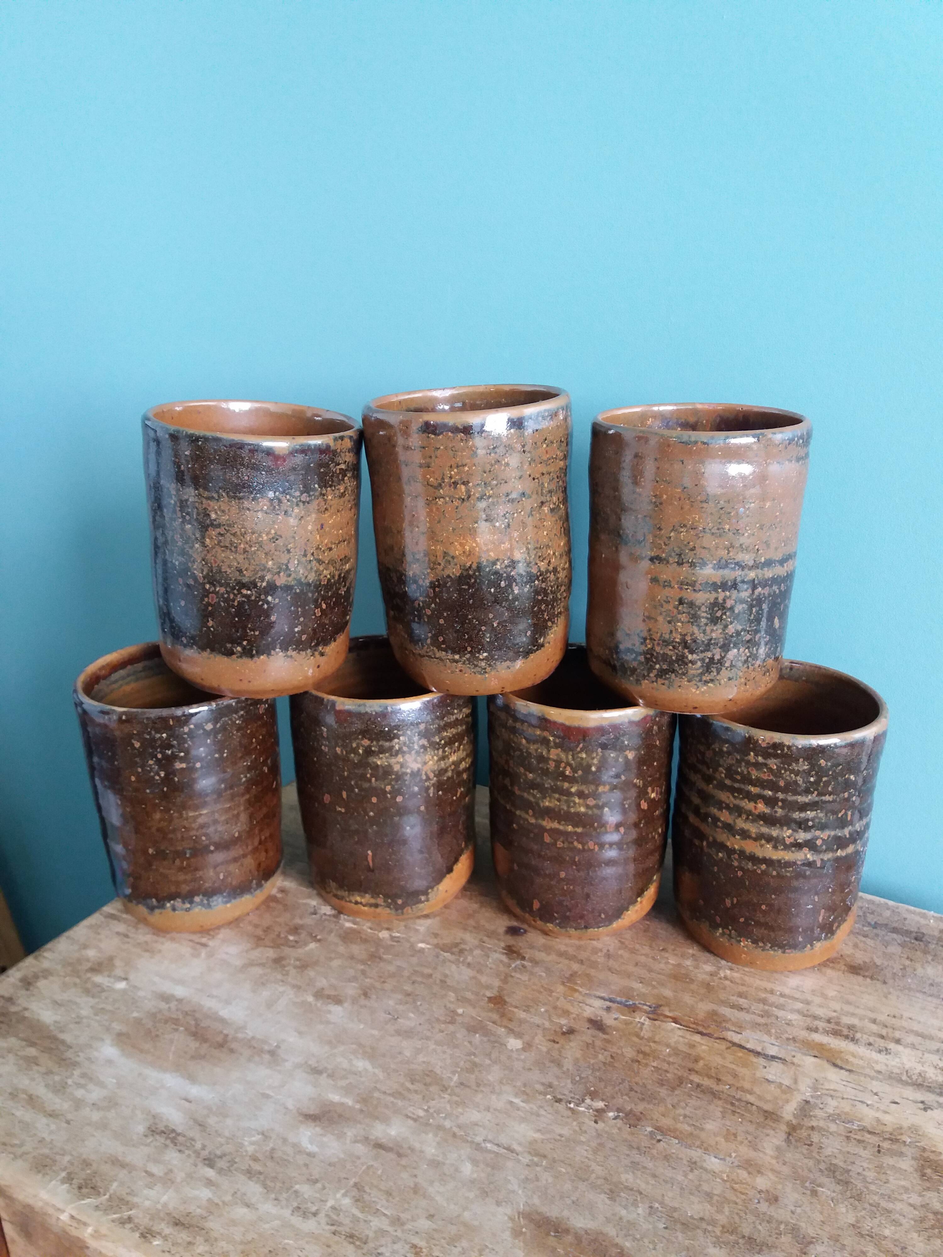 Tasses verres en grès artisanal, signés, Abbaye de Fontgombault
