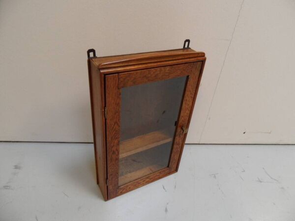 Cabinet d'affichage suspendu vintage