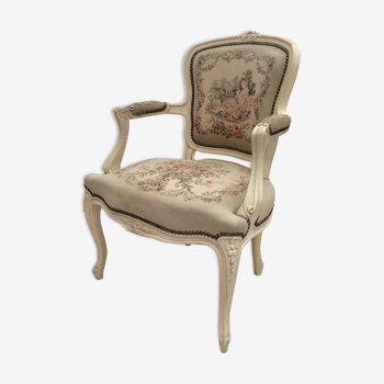 Fauteuil cabriolet en bois clair et tapisserie, style Louis XV