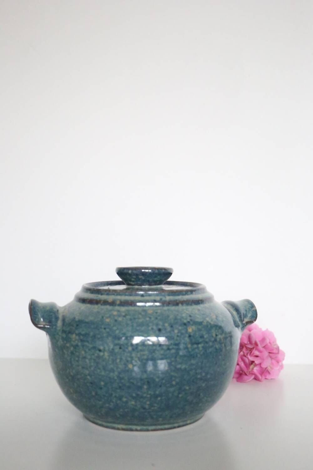 Soupière en poterie artisanale