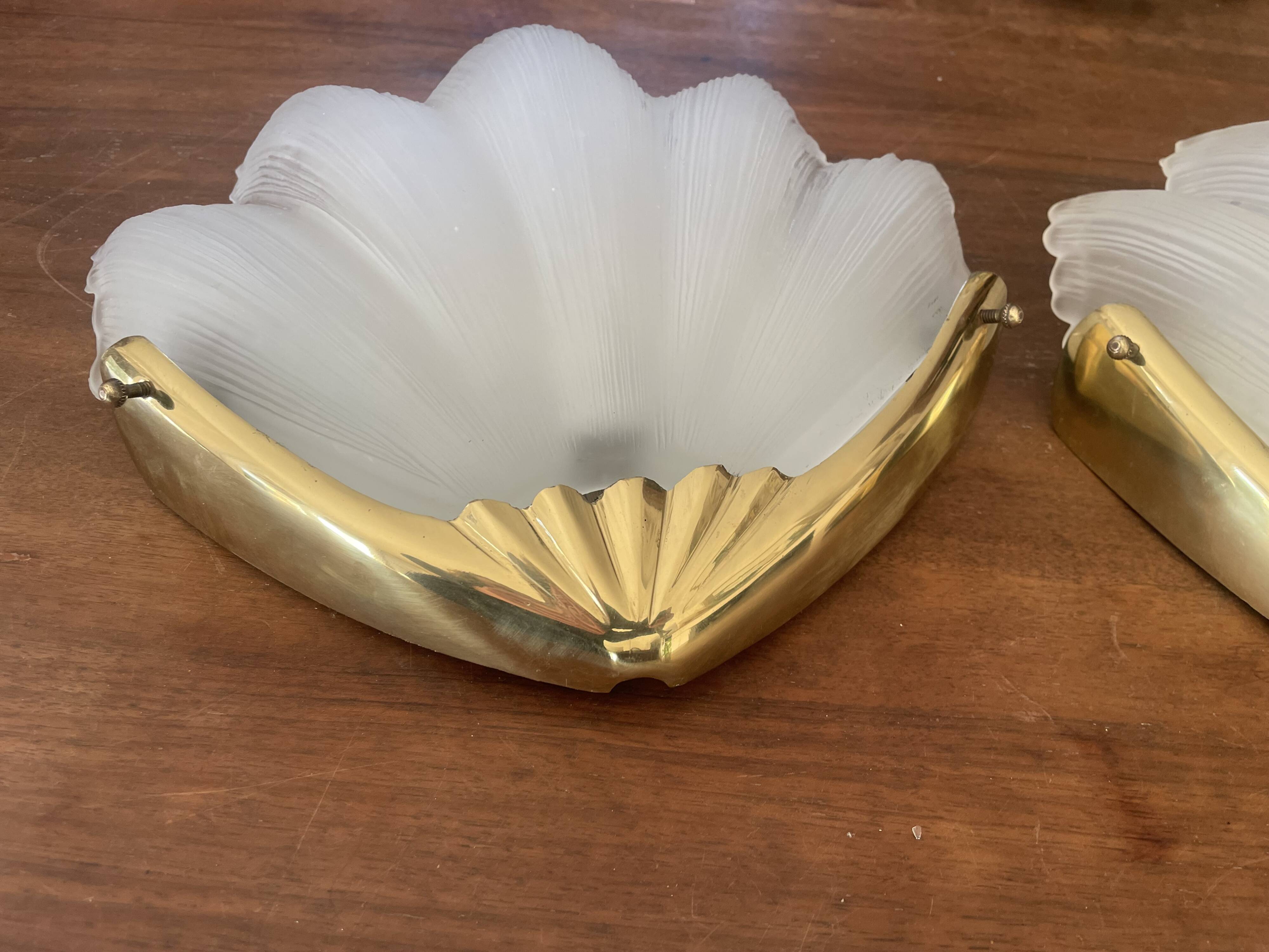 Paire d’appliques vintage en verre dépoli et laiton