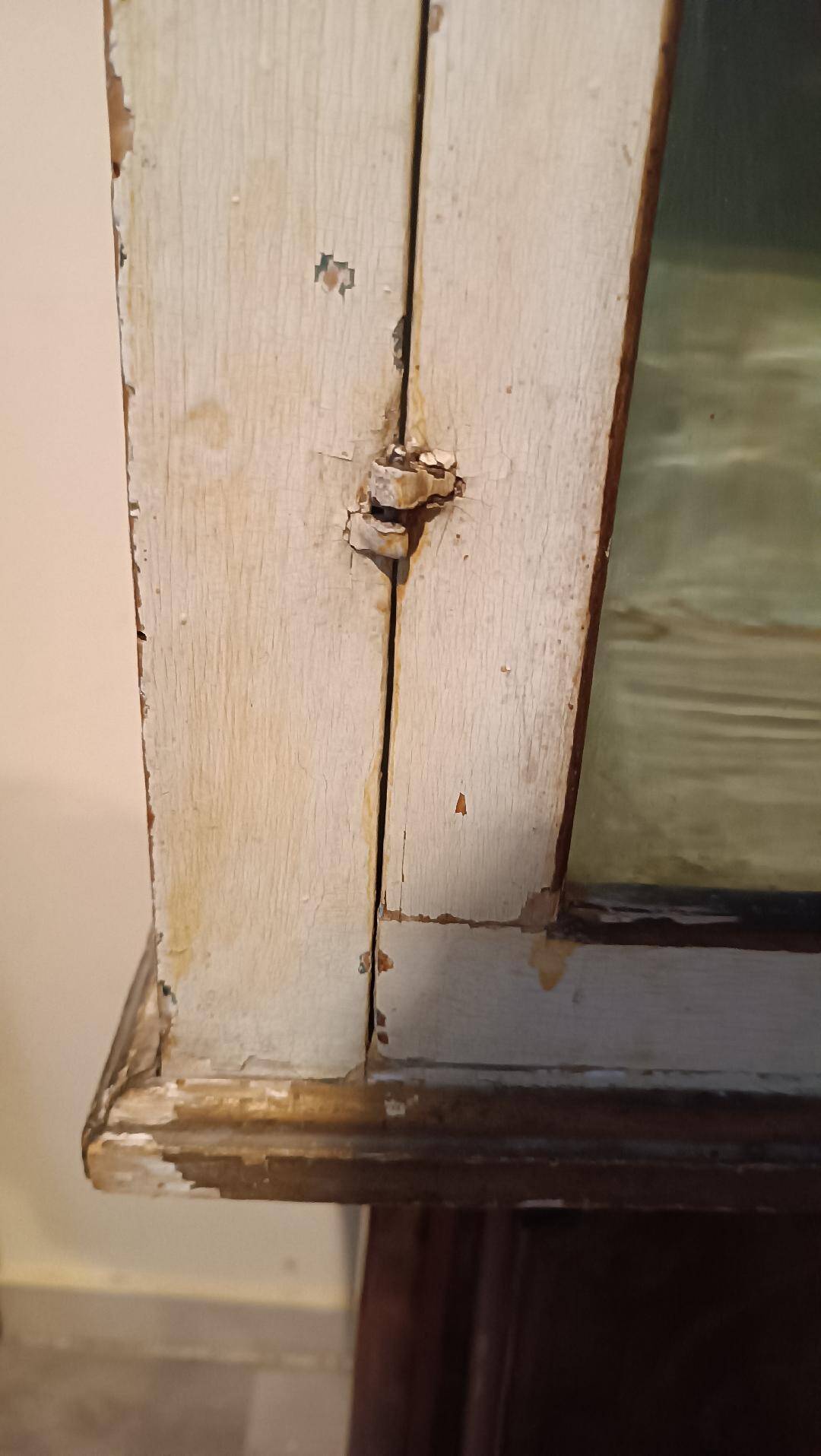 Vitrine en bois laqué et doré du 18ème siècle