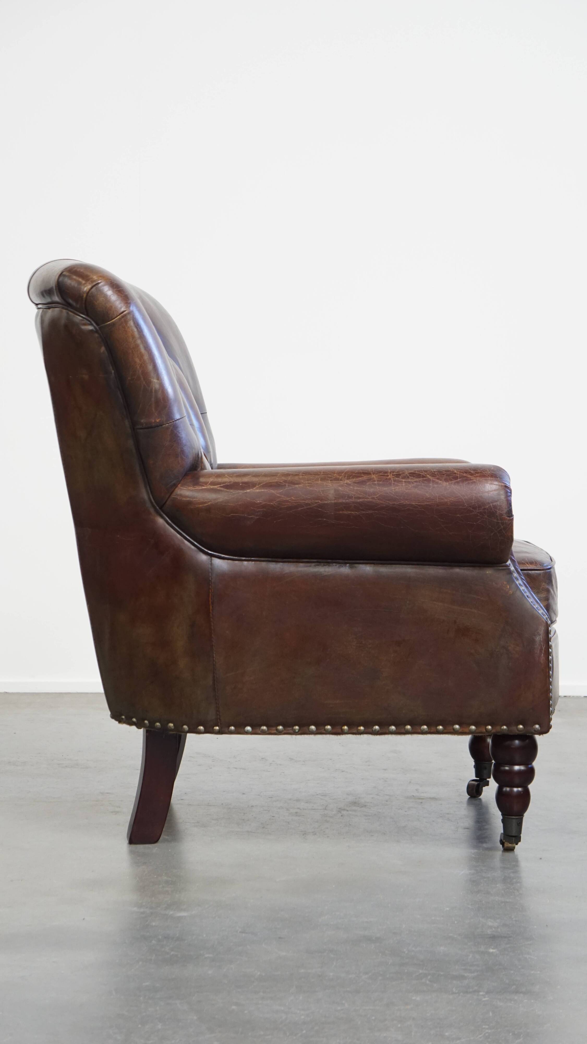 Fauteuil Chesterfield classique en cuir de vachette grainé couleur cognac