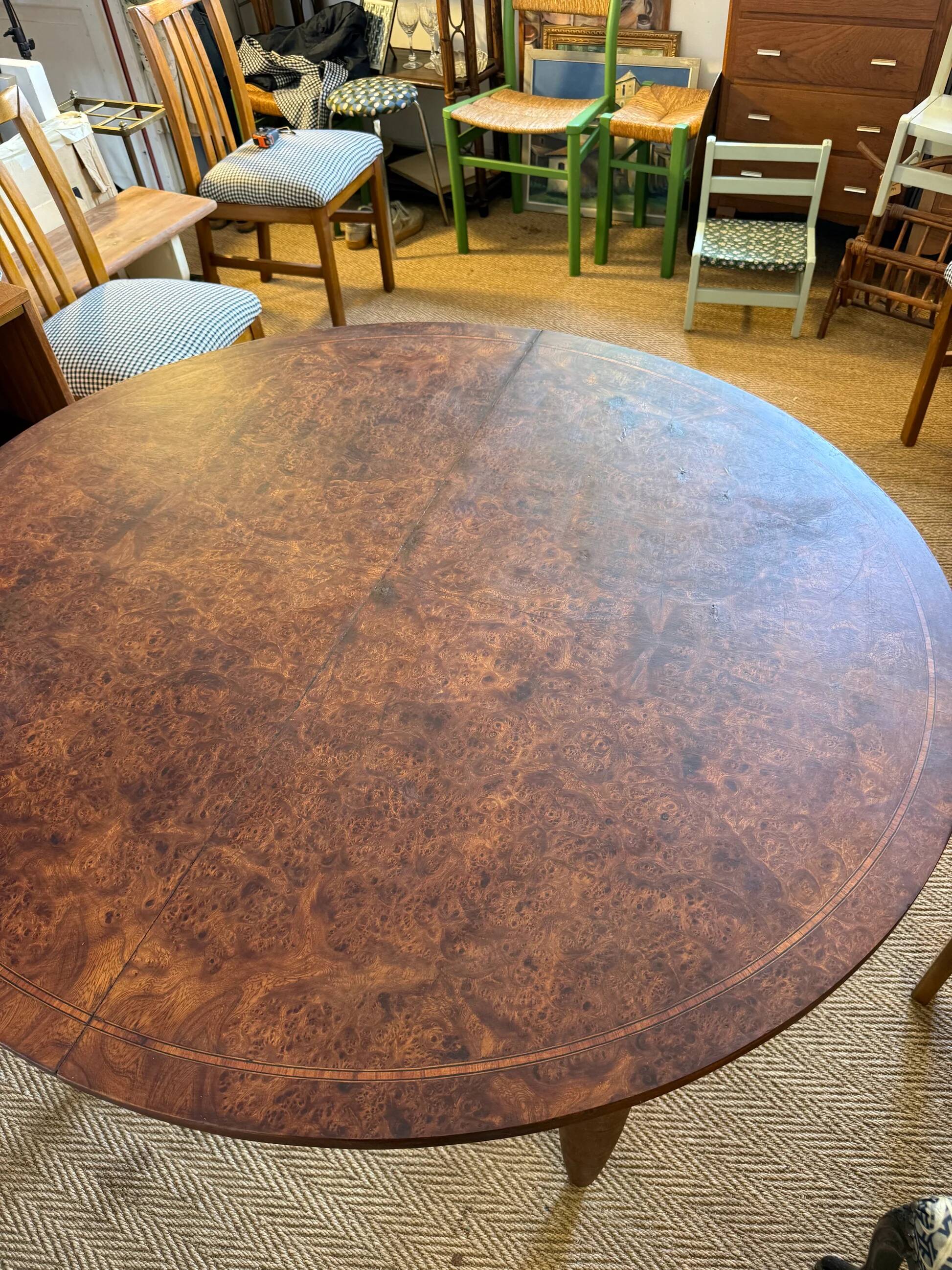 Oval extendable dining table in wood and walnut burl veneer.