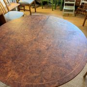 Oval extendable dining table in wood and walnut burl veneer.