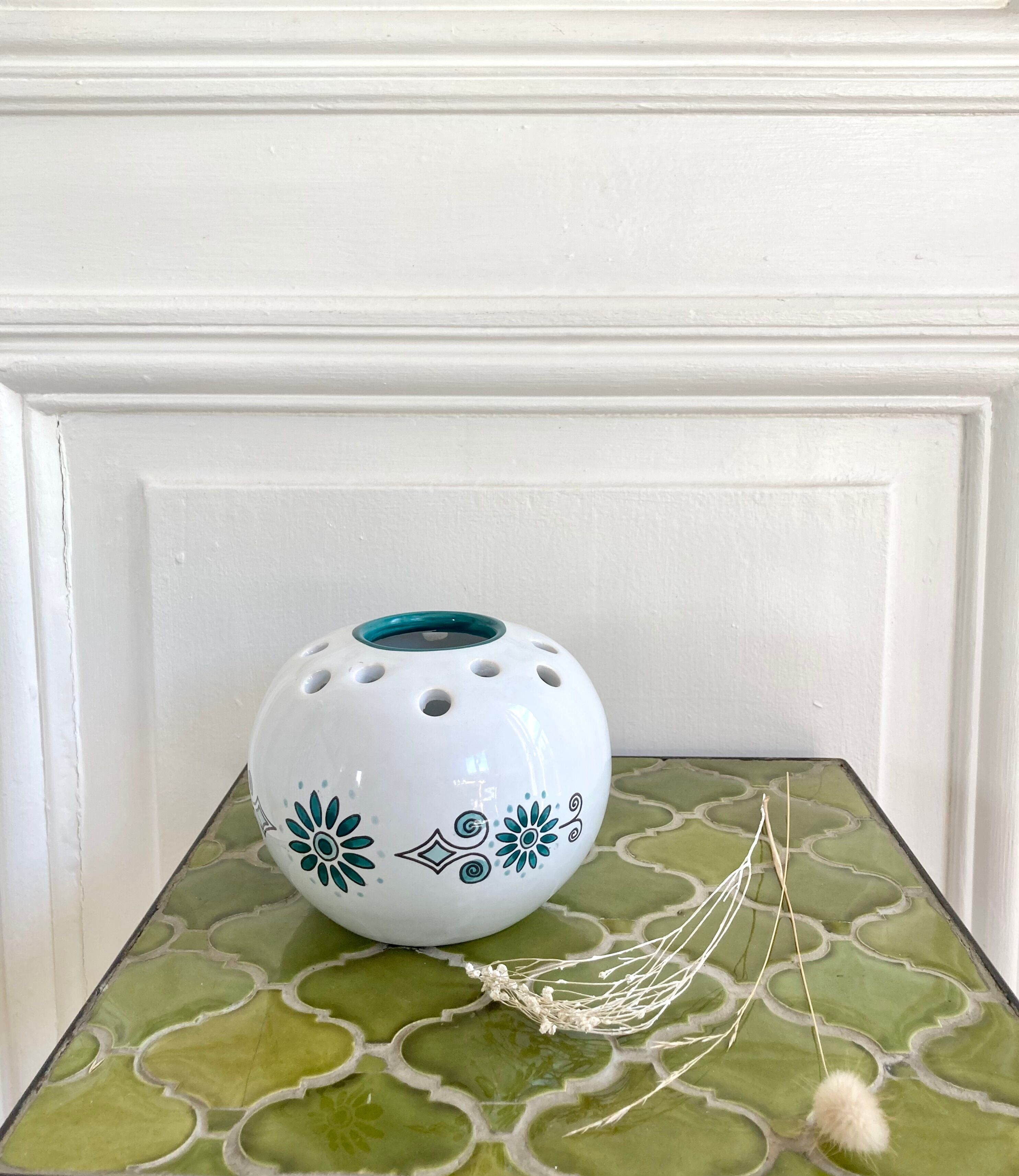 Vase boule pique fleurs