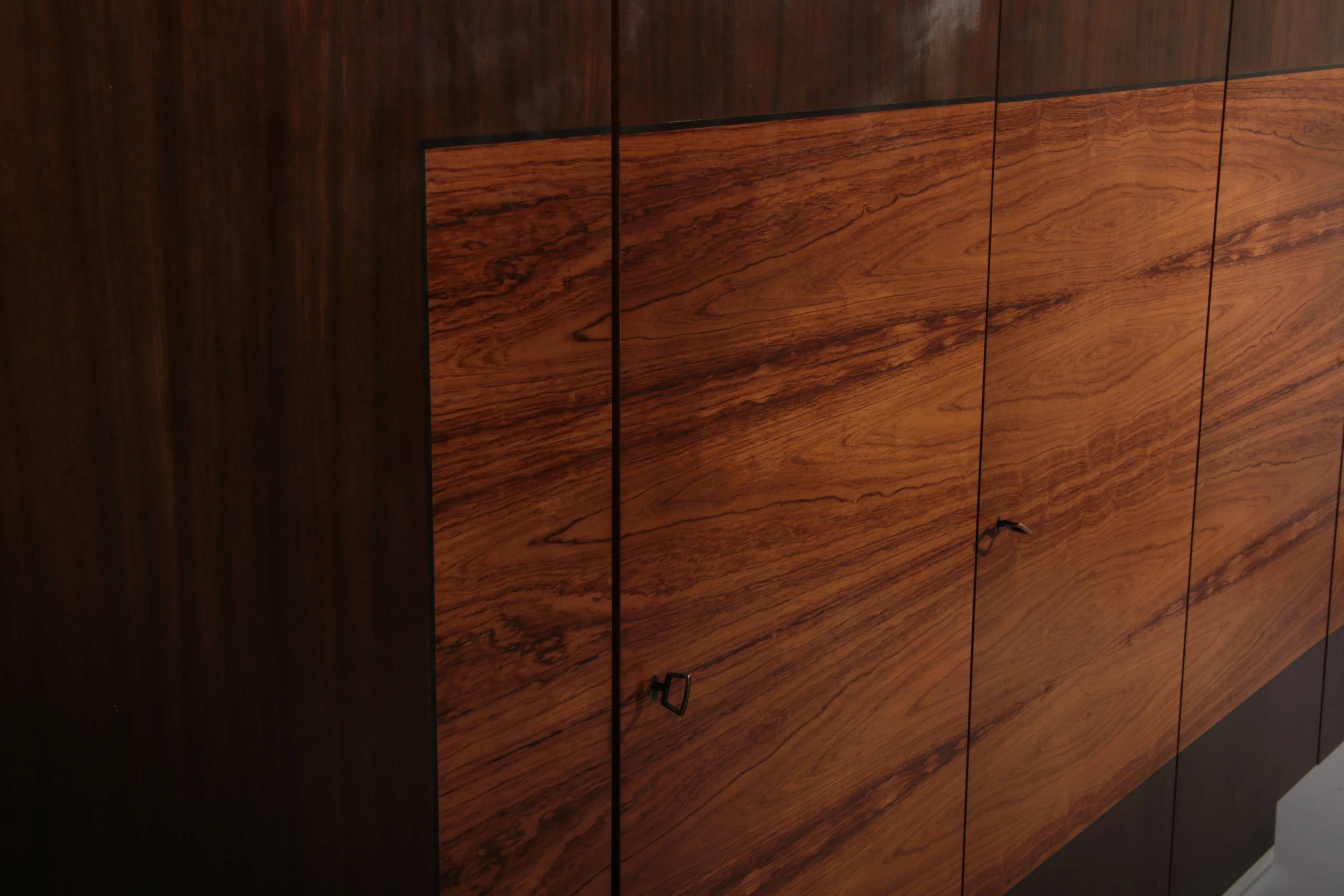 Beautiful large wall unit with plenty of storage space and a bar cabinet, 1970.
