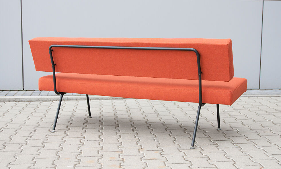 Sofa model 32 designed by Florence Knoll for Knoll International