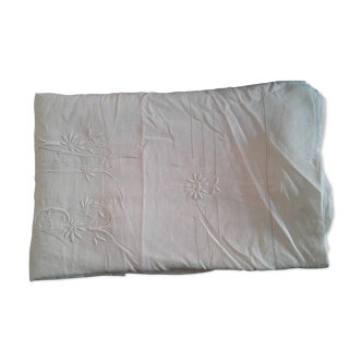 Drap lin monogramme brodé B M et fleurs