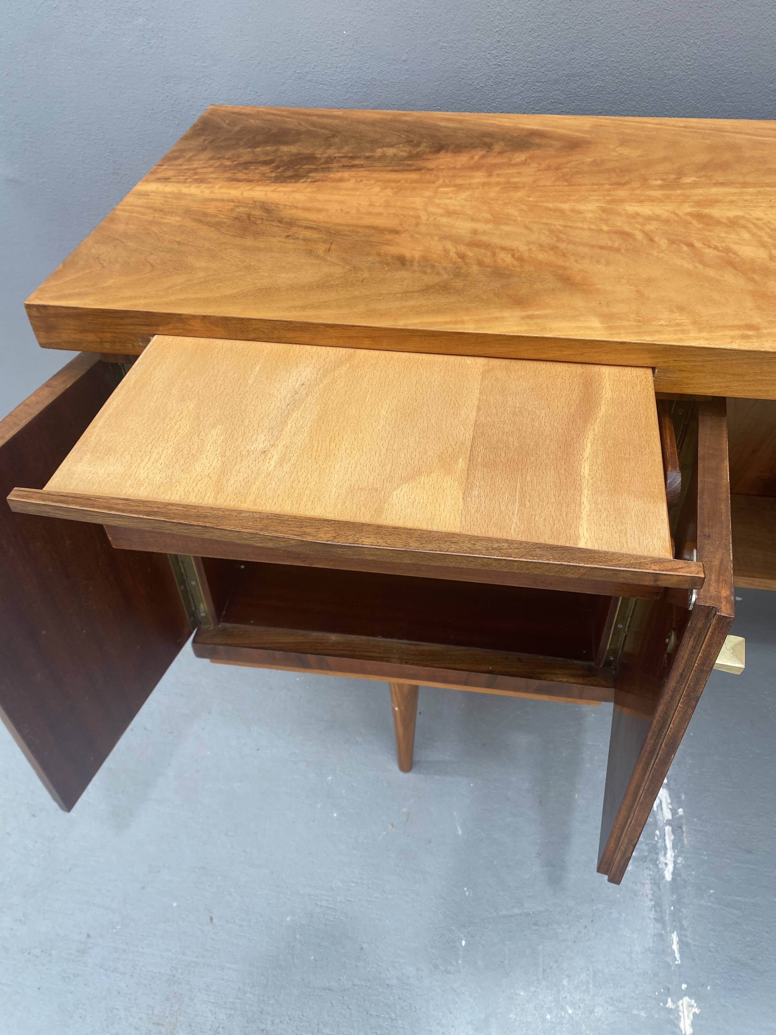 Bureau en noyer du milieu du siècle, années 1970, Tchécoslovaquie