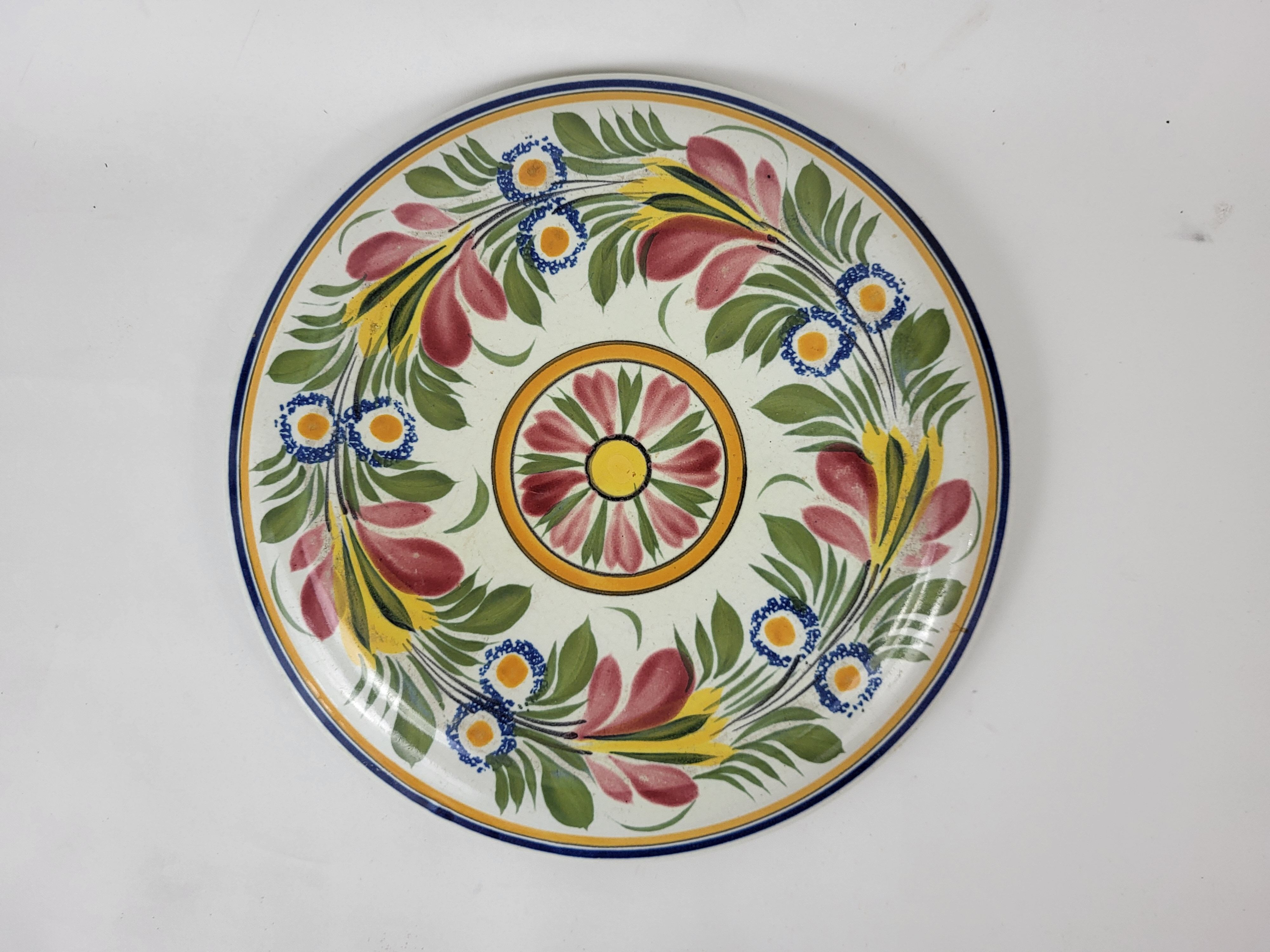 Flat ceramic underside of Quimper Henriot