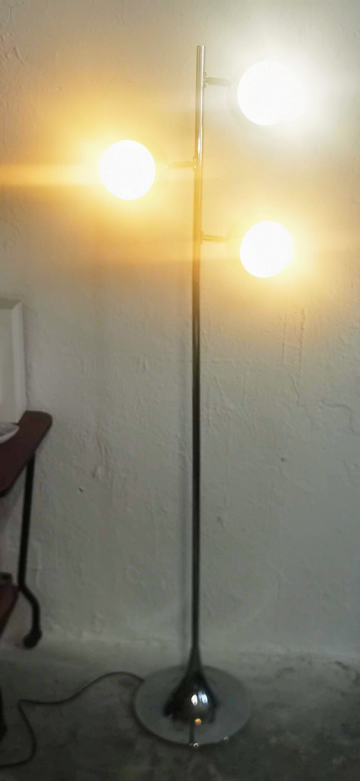 Lamppost "eye ball" foot tulip