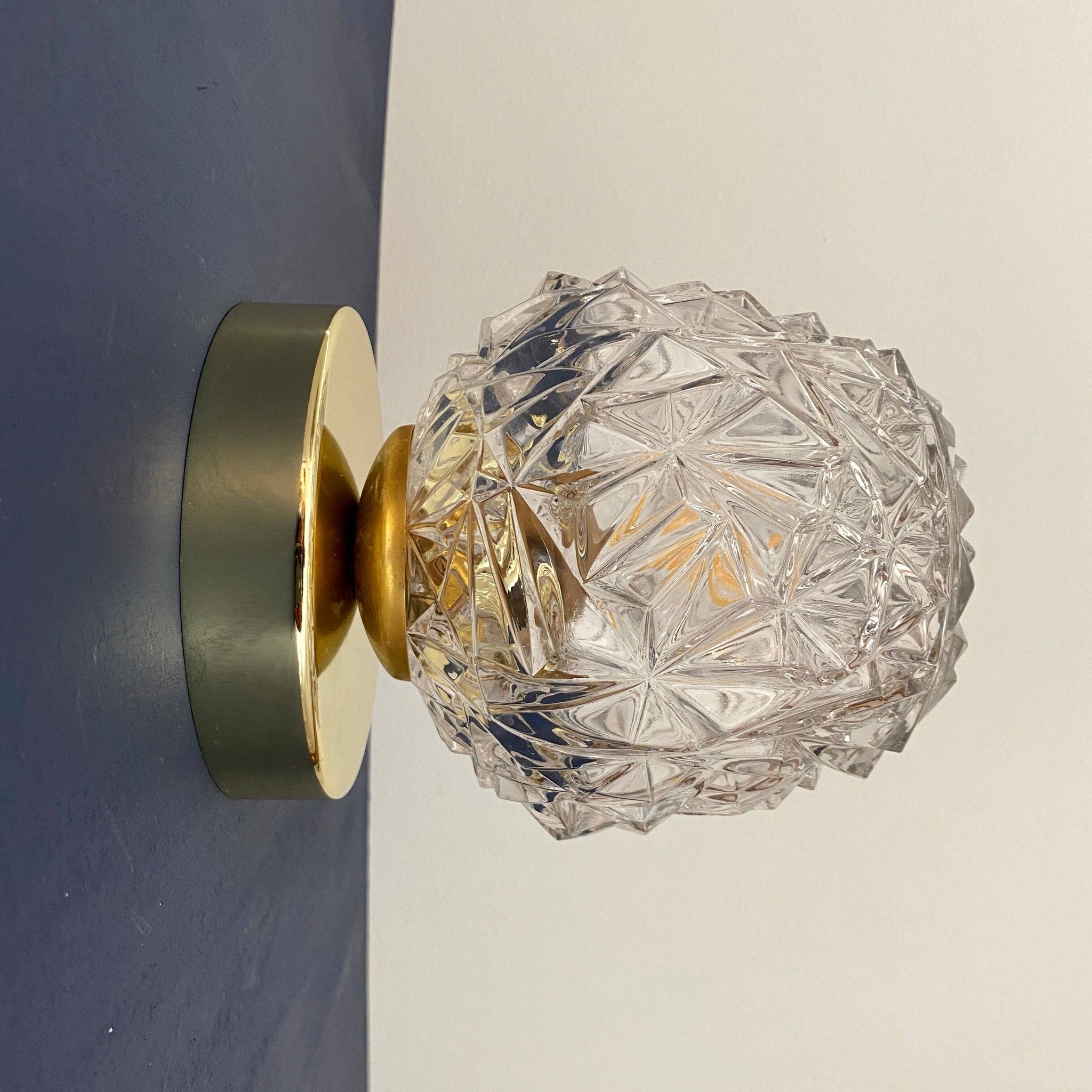 Applique / plafonnier globe vintage en verre moulé
