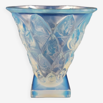 Vase en verre opalescent Art Déco français par Sabino