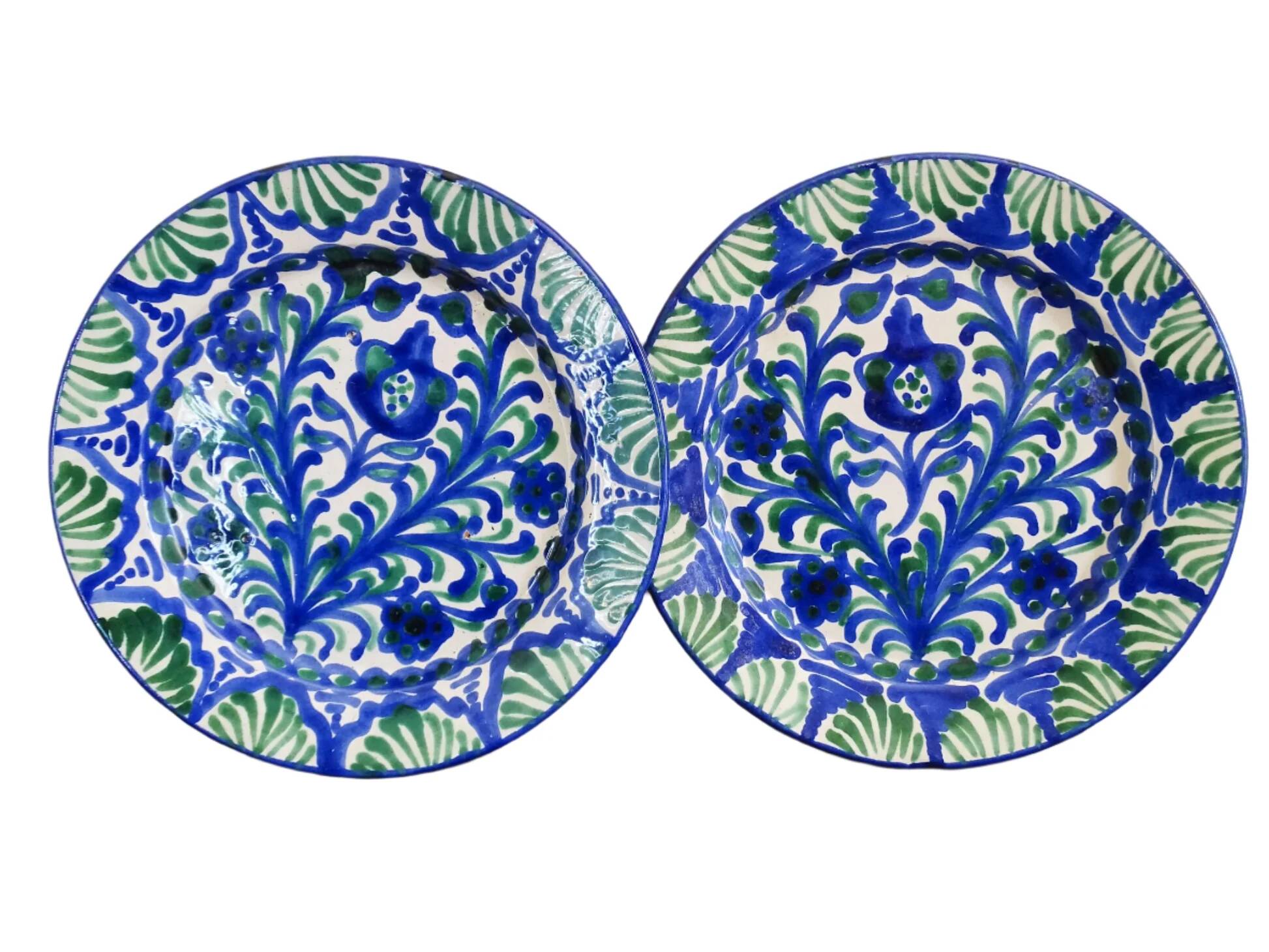 Paire d'assiettes vintage espagnoles en faïence Fajalauza, vertes et bleues.