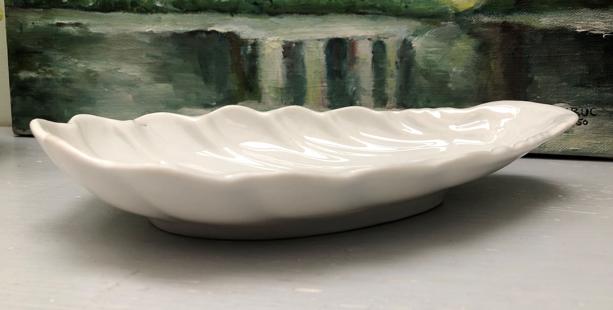 Empty pocket in fine antique porcelain, shell-shaped