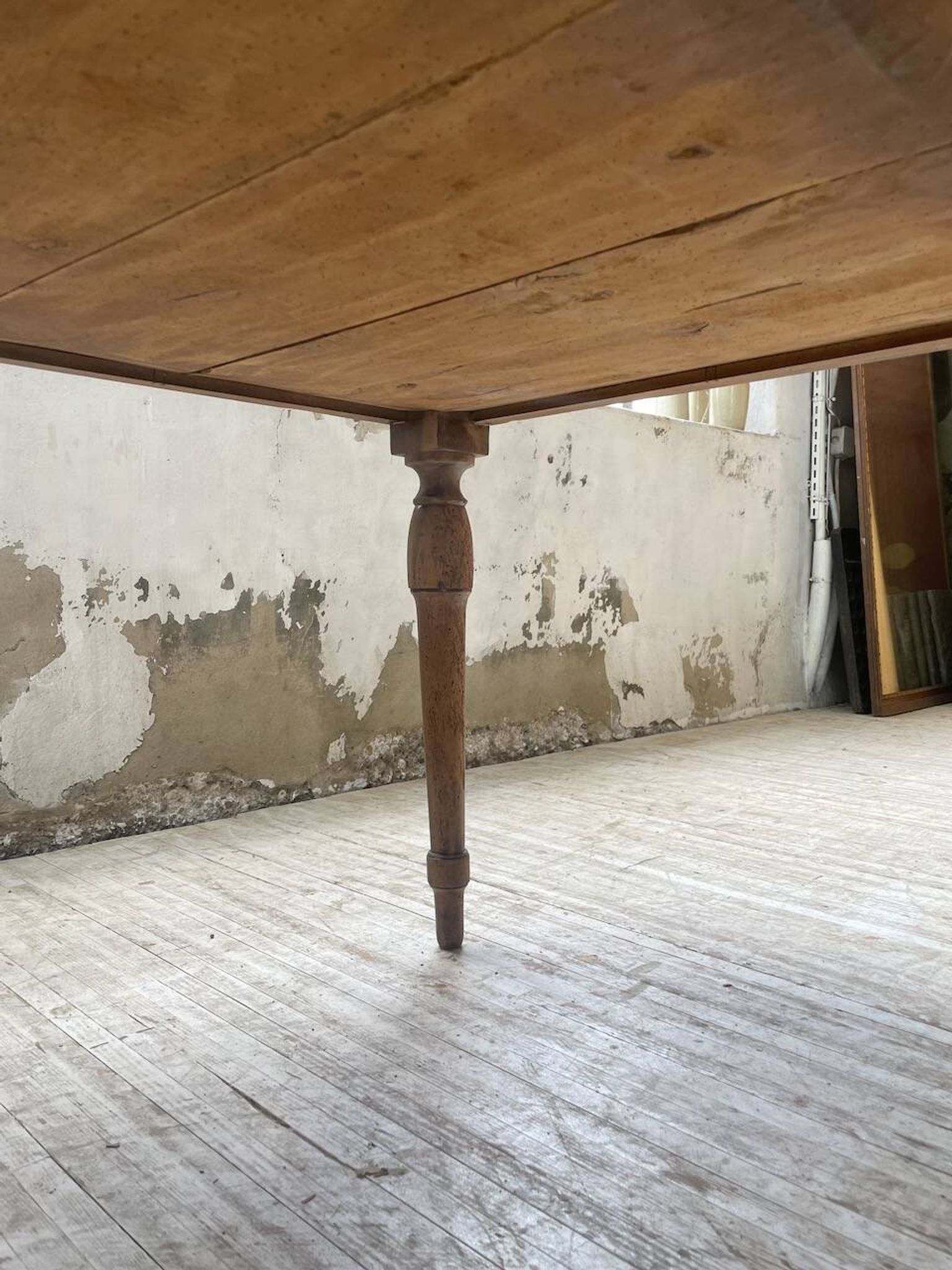 Table de ferme noyer plateau pivotable à allonges