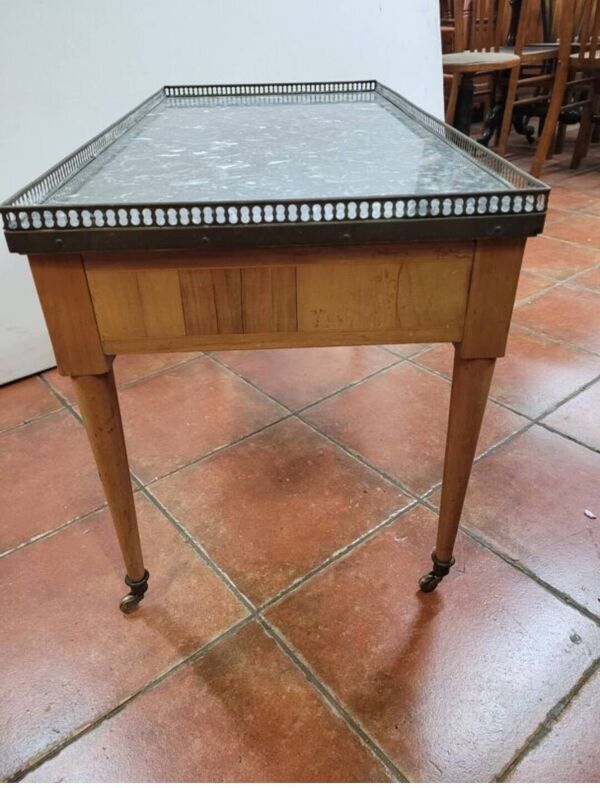 Table basse en merisier style Louis XVI dessus marbre