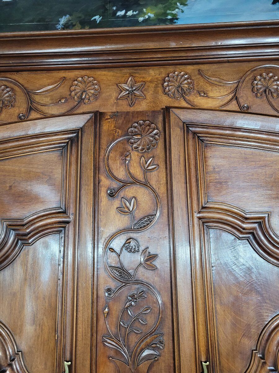 Armoire Louis XV en noyer et chêne